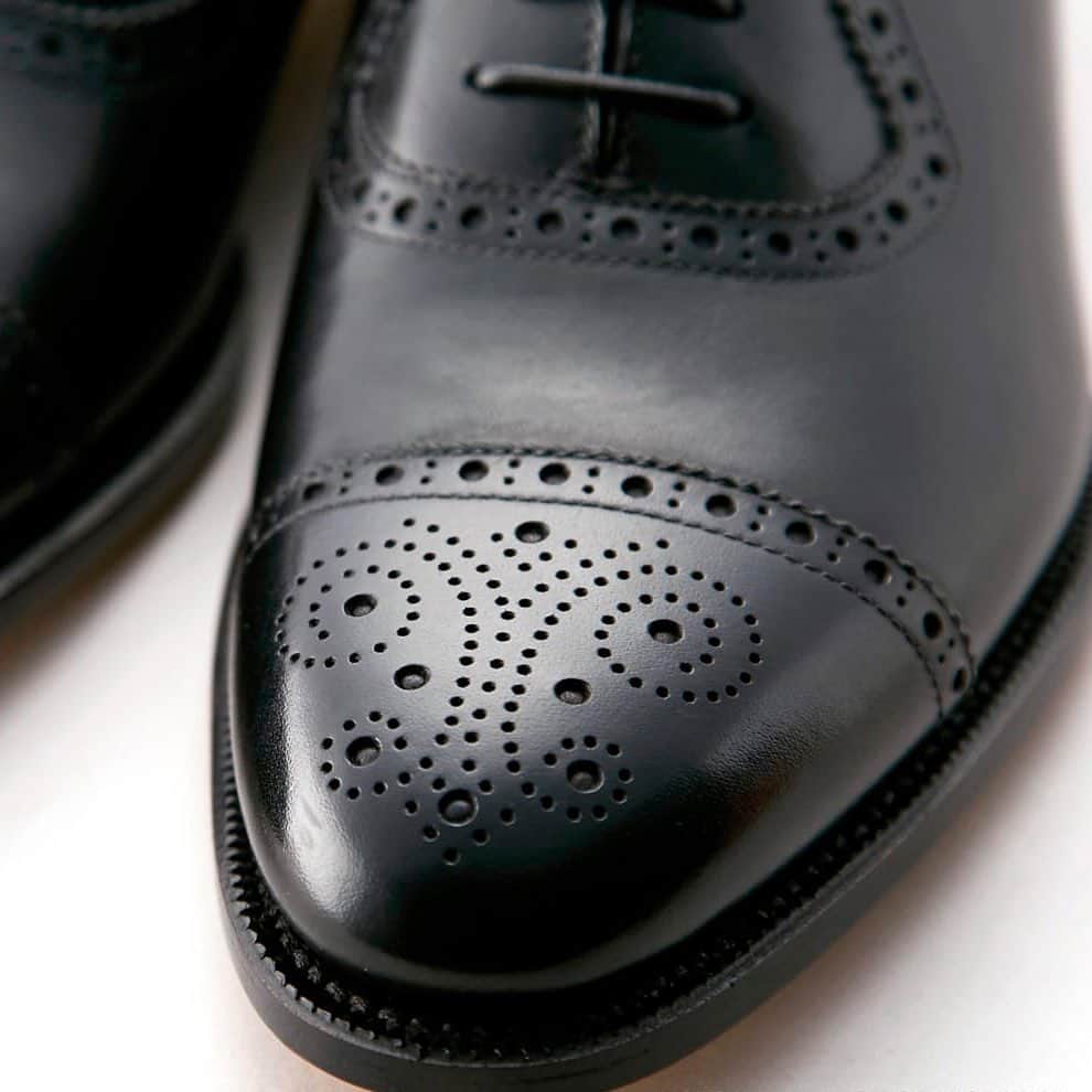 ユニオンインペリアルのインスタグラム：「. UNIONIMPERIAL -Goodyear welted- art. U2002 material: Annonay vegano @tanneriedannonay  color: Black Goodyear welted construction  Last: S60-2E 後方屈曲木型　足なりの新設計 Made in Vietnam  やや細めの足の方におすすめです。 甲をやや低めに、踵を丸く包みこむような形状にすることで足をしっかりホールドするように設計しています。  フランスのアノネイ社の最高級カーフを採用したコストパフォーマンスモデルです。  #unionimperial  #ユニオンインペリアル  #annonayleather  #後方屈曲木型  #後方屈曲木型は足なりに肉付きが中央から内側に寄って踵も内側に屈曲しています  #mensfashion  #mensshoes  #leathersole  #classicshoes  #classicshoe  #goodyearwelted  #革靴  #革靴好きと繋がりたい  #断然革靴派  #革靴倶楽部」