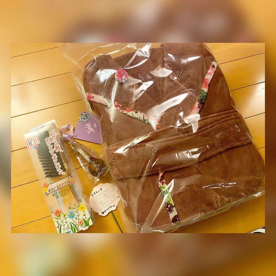 Momoeのインスタグラム：「. . お姉ちゃんとさくさんから💕💕 毎年ありがとうございます😢😢😢✨ 人生初のバスローブ🥺🌟🌟かっけえ🥺🌟 バスローブが似合う女性になろうと思います🍷笑 クシは毎日使ってます🥺💓 サラッサラになるから嬉しい😆💕✨ ネイルオイルも ネイルした時に必ず塗ってます💅✨ すっごく女子力上がるものばっかり🥺🥺💓 （もう女子って歳じゃない辛い） 全部大事にします✨✨✨ ありがとうございます🥺💓💓💓 . . . .  #happy #家事 #育児 #family #家族 #boy #smile #男の子 #息子 #code #love #lucky #kids #子供 #thankyou #宝物 #ベビー #fashion #follow #心 #縁 #パパ #ママ #家族写真 #男の子ママ #赤ちゃん写真 #photo #子育て #1歳 #flower」