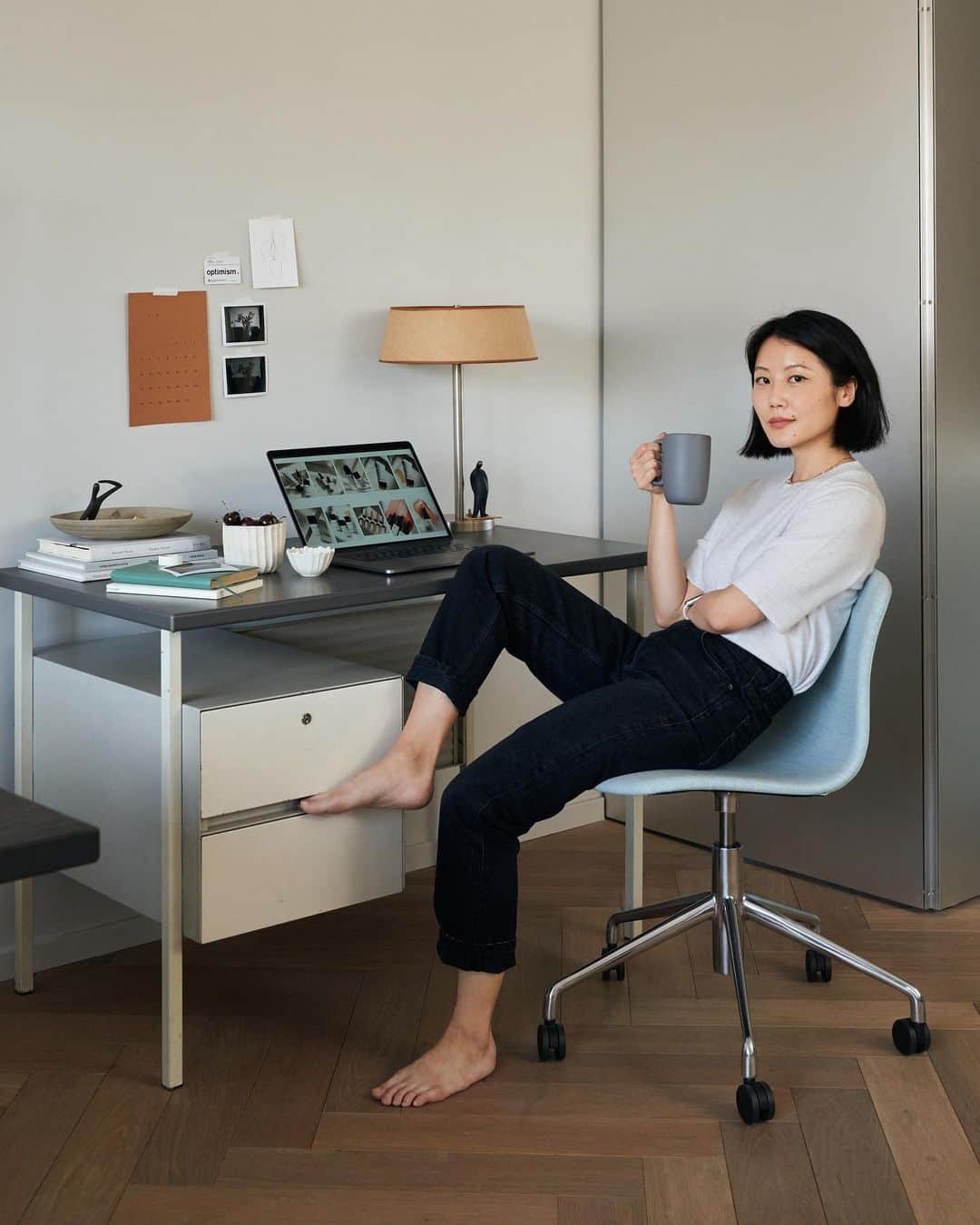 アリス・ガオのインスタグラム：「new to “the palace” — clean and functional pieces from @haydesign. the About A Chair 51 is a comfortable task chair that doesn’t look too *office-y* if you know what i mean. and the Bella Side Table is perfectly petite and gives me another surface for beautiful design objects (and pick-me-up flower arrangements). #haypartner」