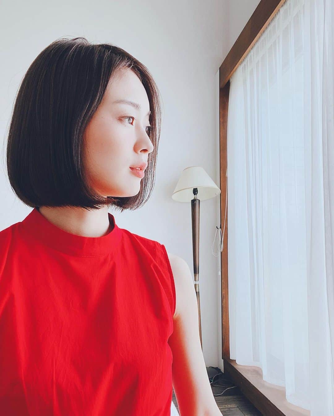 和田安佳莉のインスタグラム：「色々な意味で勝負の夏になる予感。 欲張っていきたい。 . #夏 #勝負 #ワンピース #ボブ #横顔 #赤」