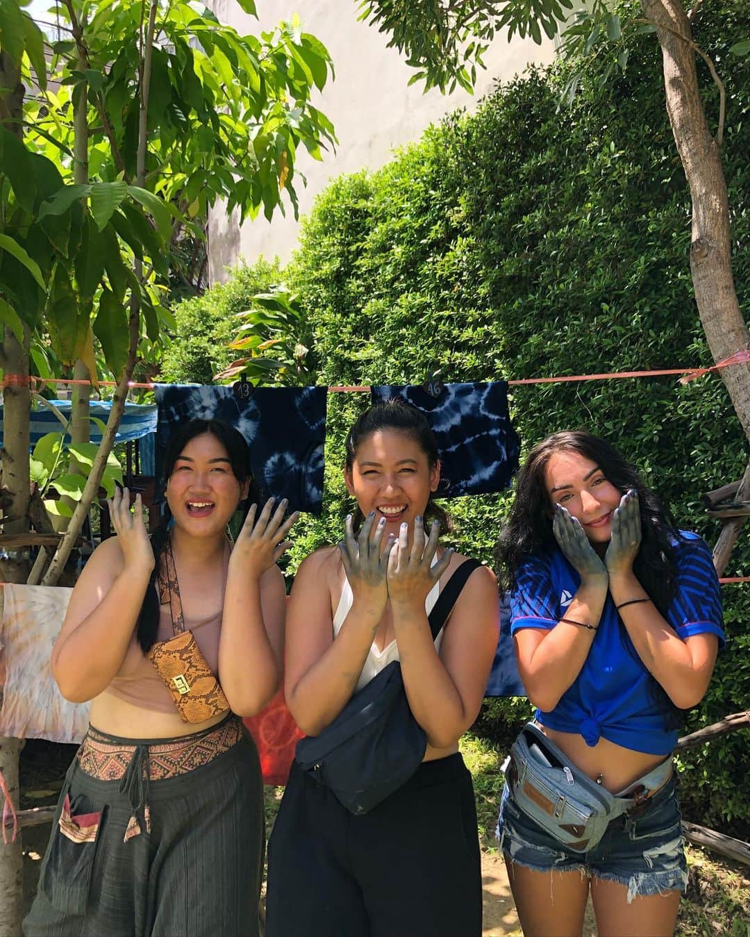 Amata Chittaseneeさんのインスタグラム写真 - (Amata ChittaseneeInstagram)「#pearypiesmileycamp in Bangkok with #unknowntogether 🦄🌈 over 300 participants on the day for natural dyes from wastes to upcycle your old wardrobe! So much fun! SmileyCamp is all about spreading happiness! Next one soon 🌸 เมื่อการระบาดของรอยยิ้มเกิดขึ้น ทำให้พวกเราโคจรมาพบเจอแต่ความสุข ใครอยากมาบ้าง ยกมือขึ้น! #naturalcolour #upcycle #tiedye @thenookfriends @satifound @naprojectsgroup」7月24日 23時04分 - pearypie