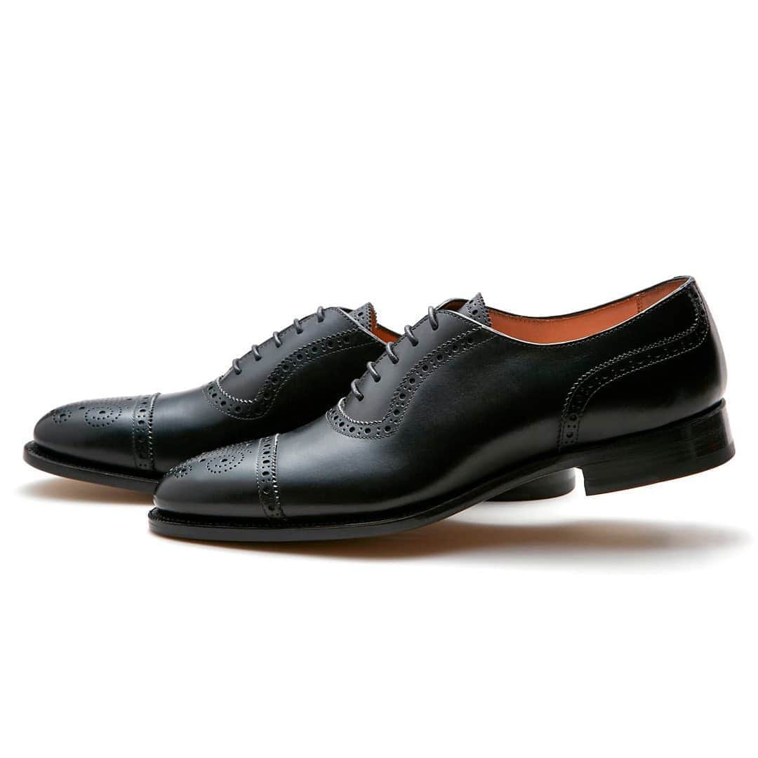 ユニオンインペリアルのインスタグラム：「. UNIONIMPERIAL -Goodyear welted- art. U2002 material: Annonay vegano @tanneriedannonay  color: Black Goodyear welted construction  Last: S60-2E 後方屈曲木型　足なりの新設計 Made in Vietnam  やや細めの足の方におすすめです。 甲をやや低めに、踵を丸く包みこむような形状にすることで足をしっかりホールドするように設計しています。  フランスのアノネイ社の最高級カーフを採用したコストパフォーマンスモデルです。  #unionimperial  #ユニオンインペリアル  #annonayleather  #後方屈曲木型  #後方屈曲木型は足なりに肉付きが中央から内側に寄って踵も内側に屈曲しています  #mensfashion  #mensshoes  #leathersole  #classicshoes  #classicshoe  #goodyearwelted  #革靴  #革靴好きと繋がりたい  #断然革靴派  #革靴倶楽部」