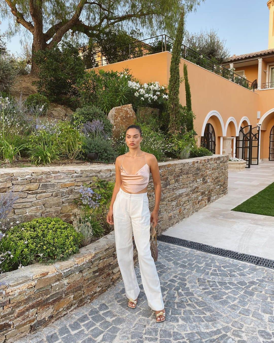 シャニーナ・シャイクのインスタグラム：「Welcome 2 Saint- Tropez ( mask off for the picture ). 💕」