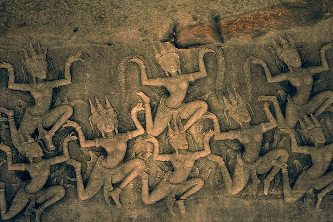 Michael Yamashitaさんのインスタグラム写真 - (Michael YamashitaInstagram)「Apsara dance: The dancing Apsaras, the mythological entertainers of Hindu gods, often compared to angels, are one of the principal motifs in Khmer temple carvings, such as these on the walls of the Bayon Temple in Angkor Wat. The bas-reliefs have become an inspiration for Khmer classical dance, an indigenous ballet-like performance art of Cambodia. Here a new generation of classical dancers at the School of Fine Arts in Phnom Penh practices this ancient art. #apsara #khmerculture #khmerdance #cambodia #phnompenh #bayontemple #angkorwat   From the book “Mekong: A Journey on the Mother of Waters”. A limited number of  signed copies of this out of print book are available to purchase from our website michaelyamashita.com or the link in our profile.」7月24日 23時15分 - yamashitaphoto