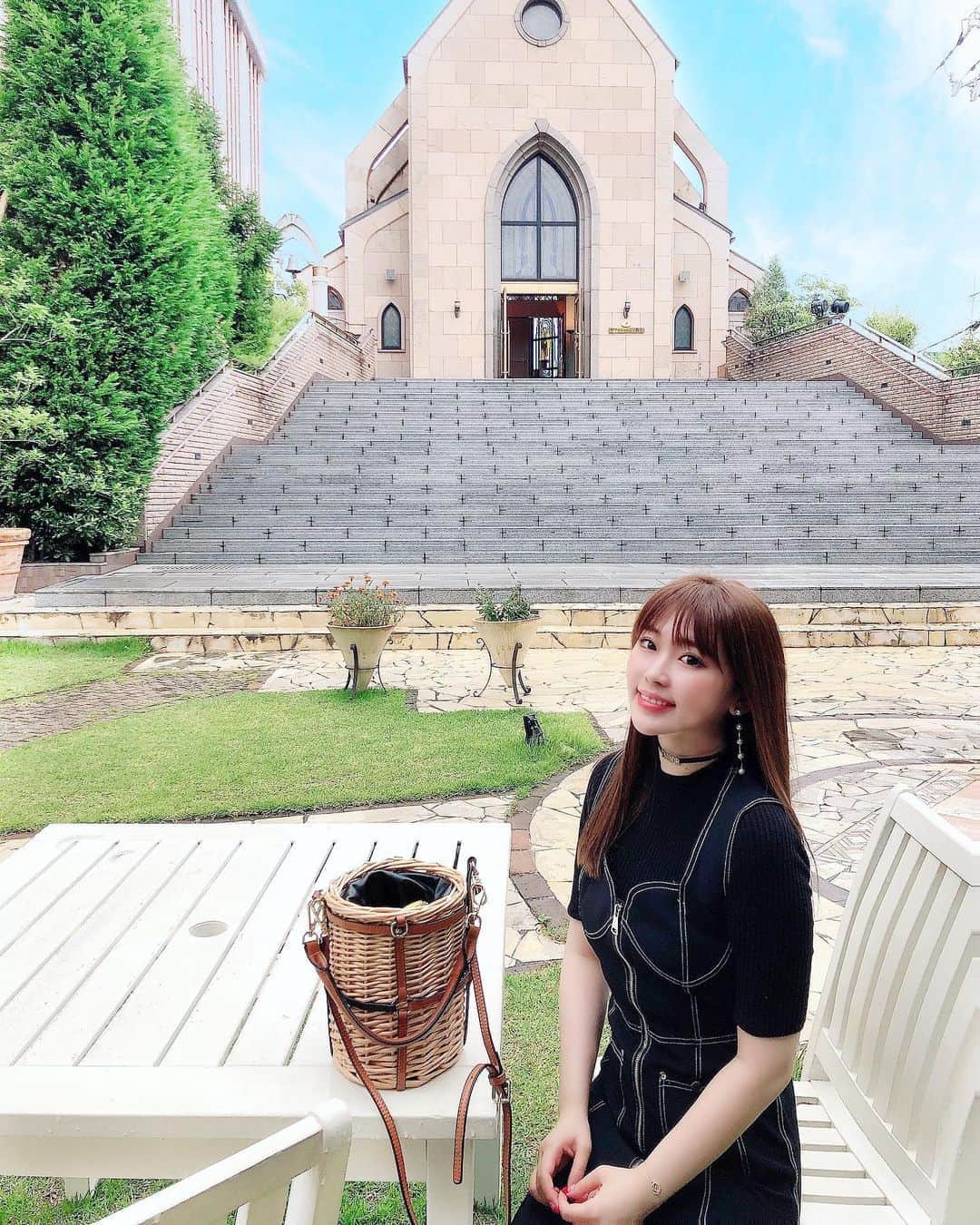 藤川沙弥のインスタグラム：「ベルクラシック大阪さんの﻿ サマーフェスタ＆ブライダルフェアに﻿ 招待いただいたよ💒💍﻿ ﻿ 外のチャペルが素敵〜⛪️☀️﻿ 階段とお庭があるのかわいいね✨💐﻿ ﻿ いまはコロナで行けないけど…﻿ いつかのご予定がある方に❤︎﻿ ハワイウェディングについても﻿ 詳しく教えてくれるそうです🏝🐬﻿ 他にもいろんな催し物があったよ〜💕﻿ ﻿ ﻿ ﻿ ﻿ #ベルクラシック大阪#サマーフェスタ﻿ #前撮り#結婚式#式場見学﻿ #式場探し#式場#結婚式場#ブライダル﻿ #プレ花嫁#ウェディング#ウェディングドレス﻿ #ウェディングフォト#ブライダルフェア﻿ ﻿」