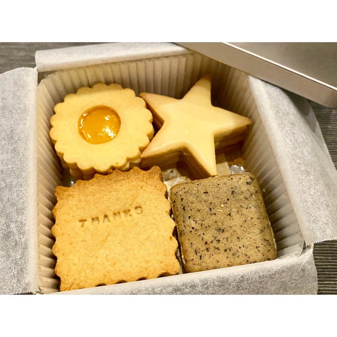 のインスタグラム：「MOMO CAN🍪 @momo_can14 古賀ペディアこと @sakiko ❤️ お勉強のことから、ハワイ、おしゃれ、グルメなど 聞いたら何でも教えてくれる大先生。 古賀先生のおかげで《もも缶 夏缶》をゲット😍 一気にペロリしそうだっけど、ぐっと我慢。  #奈沙ログ  #cookies #momocan #sweets foodie #foodporn #foodpic #foodstagram #foodgasm #instafood #thankyou #gift #languedechat #star #2020summer #summer #もも缶 #夏缶 #クッキー #スイーツ #ギフト #ありがとう #美味しい #アプリコット #ラングドシャ #星 #グルメ #2020年夏 #夏」