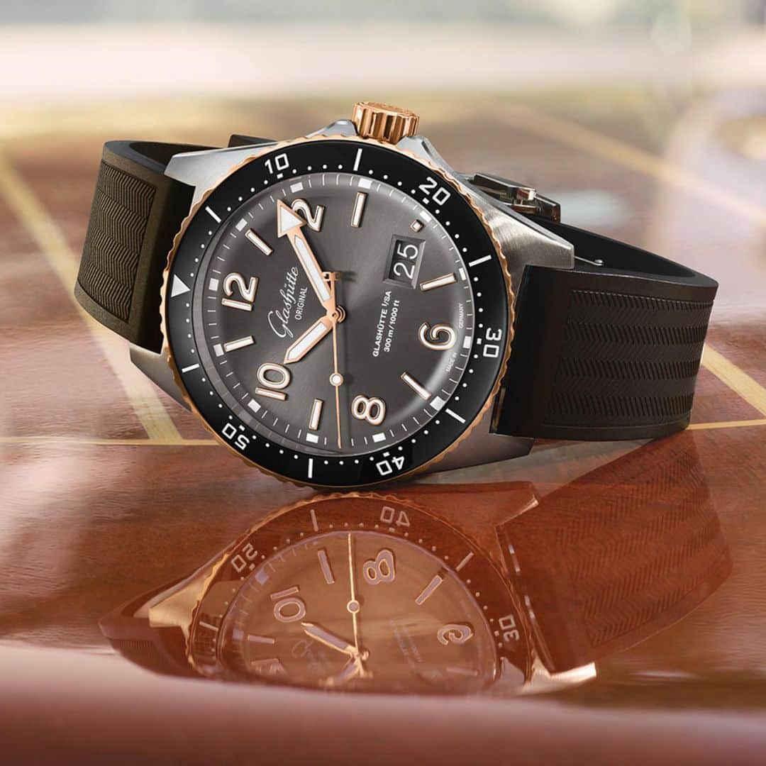 のインスタグラム：「Empowering horology — 100 hours of running time⁠⠀ ⁠⠀ The SeaQ Panorama Date - including its newest iteration in a bi-colour combination of 18ct red gold and stainless steel - is powered by the automatic manufactory Calibre 36-13. Thanks to its bayonet mounting, the movement is anchored in the case in a particularly secure manner and features a remarkable 100-hour running time. The silicon balance spring ensures reliable and high rate precision – above and below sea level. ⁠⠀ ⁠⠀ #GlashütteOriginal #GlashuetteOriginal #SeaQ #SeaQPanoramaDate #PanoramaDate #Calibre36 #divewatch #watchdesign #madeingermany #watchmakingart #wotd #instawatch #watchesofinstagram #vintageinspired #grey #greydial #diverswatch #movement⁠⠀」