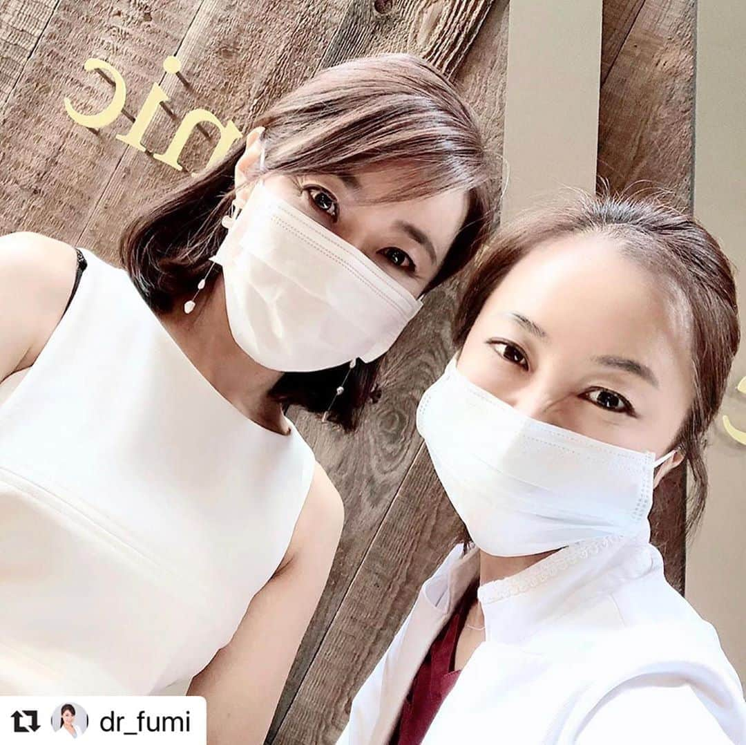 黒田愛美さんのインスタグラム写真 - (黒田愛美Instagram)「#Repost @dr_fumi with @make_repost ・・・ こないだは大学スキー部の友達、愛美ちゃんに会いに開院したてのZetithBeautyClinic大阪院へ行ってきました✨ 久々に会えて嬉しかったよ💕 私は#目尻ボトックス そろそろしよ… #開院お祝い #zetithbeautyclinicosaka #心斎橋 #大阪美容クリニック」7月24日 23時19分 - kurodaaimi