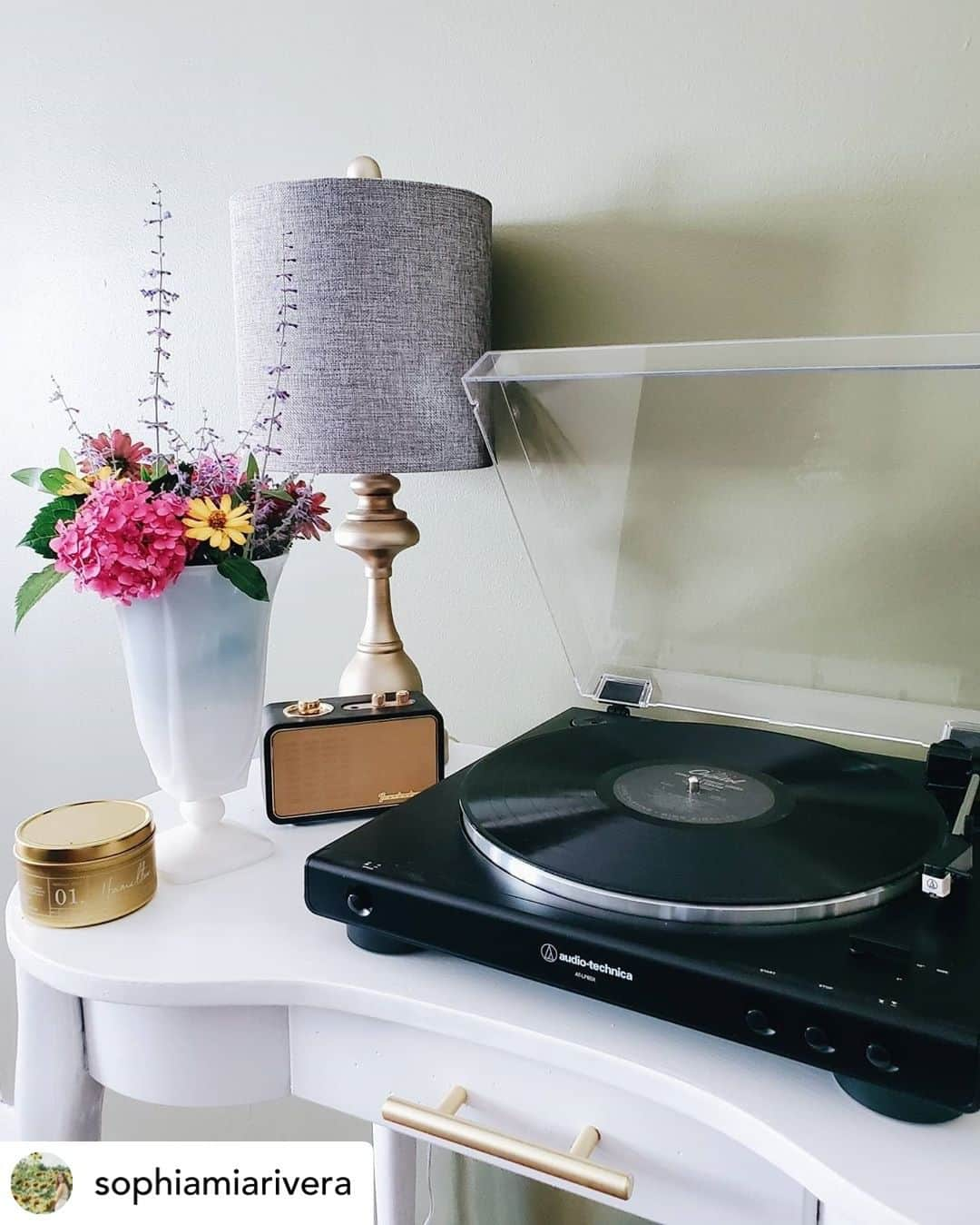 Audio-Technica USAさんのインスタグラム写真 - (Audio-Technica USAInstagram)「#FanPhotoFriday: We feel so relaxed just looking at @sophiamiarivera’s elegant setup with her AT-LP60X turntable! Learn more about this turntable in the link in our bio!⁠ .⁠ .⁠ .⁠ #AudioTechnica #ATLP60X #LP60X #Turntable #Vinyl #Records #LP #VinylJunkies #VinylLovers」7月24日 23時20分 - audiotechnicausa