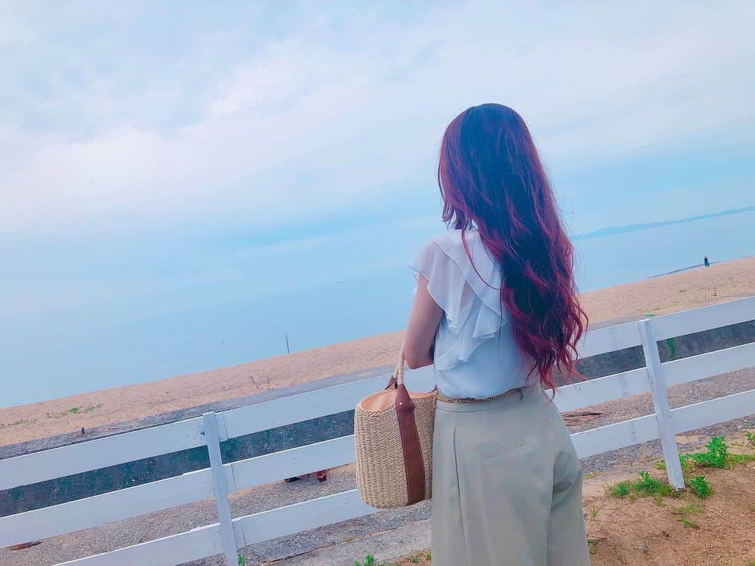 YUKINAさんのインスタグラム写真 - (YUKINAInstagram)「🌺🌴🧜🏻‍♀️🐚🌞﻿ ﻿ ﻿ #sea #summer #summertime﻿ ﻿ ﻿ Buffaloes勝ちました🤘🏻💓﻿ よっしゃーーーーーっ🙋🏻‍♀️( #エアハイタッチ )﻿ ﻿ そして﻿ 榊原翼投手,今季初勝利👏🏻👏🏻👏🏻﻿ ﻿ 本当におめでとうございます🎉✨﻿ ﻿ 試合途中結果《３勝０敗１分け》﻿ 勝ち越し🌟🌟🌟﻿ ﻿ VS 東北楽天ゴールデンイーグルス﻿ ６連戦も後,明日と明後日の２戦ですね💡﻿ ﻿ もちろん！！！﻿ 明日も明後日も勝つでぇぇぇぇぇ💪🏻🔥﻿ ﻿ ﻿ 📷 #camera﻿ ﻿ 最近,自撮りが多かったので...﻿ (というのも外で写真を撮る機会がなかなか😅)﻿ ﻿ 昨日,家族でふらっと出掛けてたんです🌺🌴﻿ #淡路島 に行ってきました🌈🌞﻿ ﻿ 家族揃って遠出するのは久々だったので﻿ ﻿ 久々のお出掛けを満喫できて﻿ すごーーーく楽しかったですヽ|´　`*ξ|ﾉ💕﻿ ﻿ 大好きな海🐠✨﻿ ﻿ 中には入ってないけど﻿ 景色と音で楽しみました🧜🏻‍♀️🐚💖﻿ ﻿ 海の音好きやなぁ🎶﻿ ずーーーっと永遠聴いてられる😍😍😍﻿ ﻿ ﻿ ﻿ ちなみにカメラマンは﻿ 妹とみせかけての...YUKINAママ👩🏻🍓﻿ ﻿ InstagramとかBsGirlsダイアリー用に﻿ 撮ってもらう写真📷✨﻿ ﻿ いつもママが撮ると﻿ "もっとこうやってここから撮って！笑"﻿ とか撮り直しすることが多いんですけど。笑﻿ ﻿ ママと出掛けること多いし﻿ その度,毎回写真撮ってもらったり﻿ ﻿ アングルとかも注文しまくってたら﻿ ﻿ いつの間にかママのカメラマンとしての﻿ 腕前が上がってきてた🤣笑﻿ ﻿ うん。ママにはなまるあげちゃう💮✨﻿ ﻿ (でも実はパパは,なぜかうまい📷笑)﻿ ﻿ ﻿ ﻿ ...なんで？笑﻿ ﻿ ﻿ ﻿ ﻿ ﻿ #オリックス #Bs2020 #BsGirls #プロ野球﻿ #baseball #ORIX #buffaloes #野球女子﻿ #公式 #official #followme #オリ姫﻿ #342 #YUKINA #yukina_342 #selfie﻿ #巻き髪 #ロングヘア #赤髪﻿ #海 #人魚姫 #家族旅 #海と私 #カゴバッグ」7月24日 23時20分 - yukina_bsgirls_342