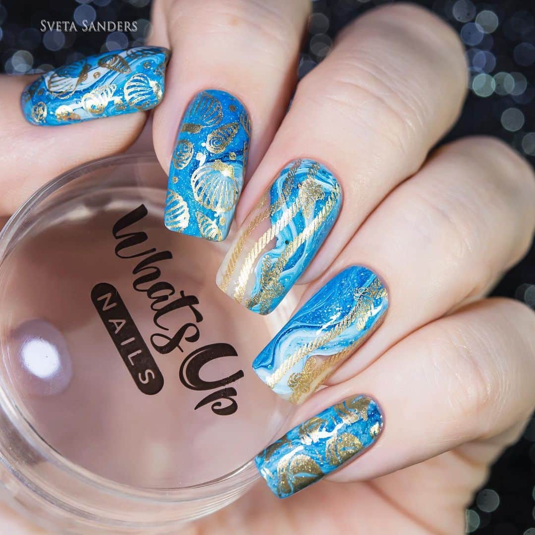 Sveta Sandersのインスタグラム：「Дизайн с использованием плитки для стемпинга от @whatsupnails ❤️ B020 и лака #whatsupnails “Go for Gild”」