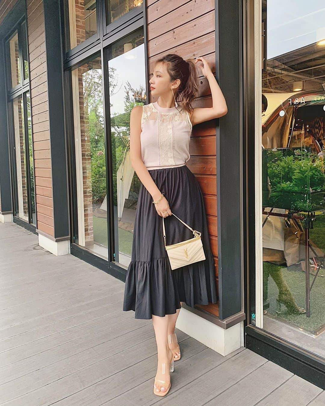 新井ニーニャのインスタグラム：「🖤﻿ ﻿ ﻿ 4連休いかがお過ごしですか？💋﻿ ﻿ 我が家は、ついに明日からキャンプ🏕❣️﻿ 5人家族の給付金50万円を﻿ 丸々キャンプ用品に捧げて💰﻿ 初のお泊まりキャンプを迎えます💛﻿ (本当は先週デビュー予定だったけど﻿ 雨予報でキャンセルに☔️)﻿ ﻿ 最終確認して、足りないものを買い足しに﻿ 近所へサクッとお出かけしました🚗﻿ ﻿ ﻿ 最大限コロナに気を付けながら﻿ しっかり経済を回すぞ❗️✨おー❗️💸﻿ ﻿ ∽∽∽∽∽∽∽∽∽∽∽∽∽∽∽∽∽∽∽∽∽∽∽∽∽∽﻿ ﻿ この日のお洋服は﻿ 最近一目惚れしたブランド﻿ @belinda_official_world   のワンピース👗💜﻿ 上下別に見えるけど、ドッキングされてるから1枚ですぐお洒落になるやつ🤤楽かわいい🤤💕﻿ ﻿ てかブランドが全部可愛すぎて絞るのに苦労するぐらい本当可愛くてツボ😂‼️❤️30代に入ったらカジュアルなお洋服から、品のあるお洋服が大好きになりました😭💕﻿ ﻿ サイトみてて気付いたのが﻿ 💛イエベ向けベージュ﻿ 💙ブルベ向けパープル﻿ の2色展開が多いところに驚き😳❗️﻿ ﻿ 品のあるワンピースって、ブルベさん向けが多くてなかなか好みのブランドが見つからなかった私にとってはかなり胸熱なのでちょっと熱弁しました。笑﻿ ﻿ 大人になると、嗜好が変わるって本当なんだなぁ〜😲ハイボールも飲めるようになったし🤥(そこ？)﻿ ﻿ ﻿ #ママ #ママコーデ #ファッション #ワンピース #起業家 #ママ起業家 #ママ社長 #社長 #コーデ #お仕事コーデ #ysl #イヴサンローラン #サンローラン #ベリンダ #ワンピースコーデ #イエベ #イエベコーデ #イエベ女子 #ワンピース好き #ワンピース着こなし #男の子ママ #男の子まま #男の子のママ」