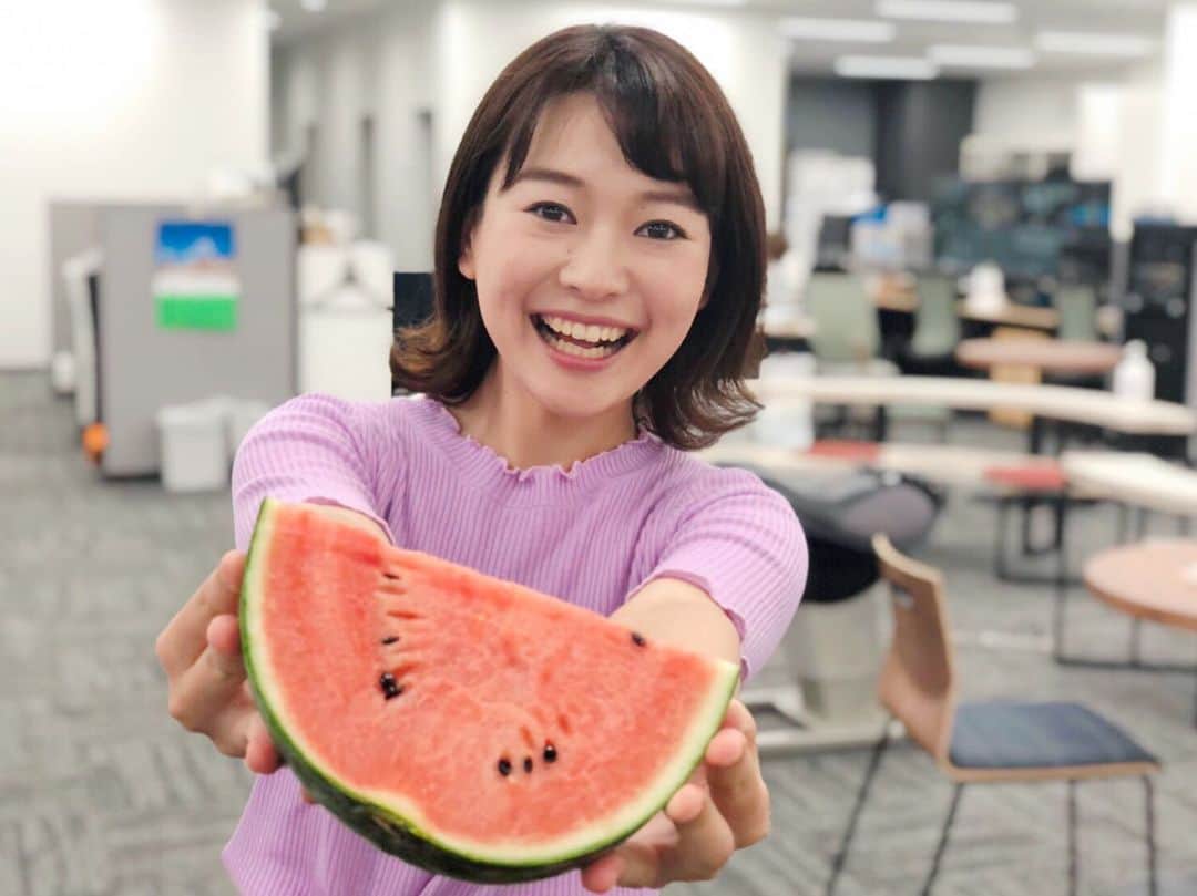 有田優理香のインスタグラム：「きょうも、キニナルご覧いただき有難うございました！  放送後下村さんにお礼の電話をしたのですが、「マスクの下はあんなに美人だったんだねえ〜」と言われました。嬉しい。下村さんも大絶賛の笑顔がこちらです。はい。  元気で、お話が面白くて、笑顔が素敵で、何よりサッカーが大好きな下村さん。この週末も母校の練習を見に行くそうです。 いつまでも元気で、これからも後輩たちを見守り続けてください😌  #下村幸男さん #東洋工業　#修道サッカー #sanfrecce #広島テレビ　#テレビ派　#キニナル  #オンエア後 #ご褒美スイカ　#広テレの新垣結衣」