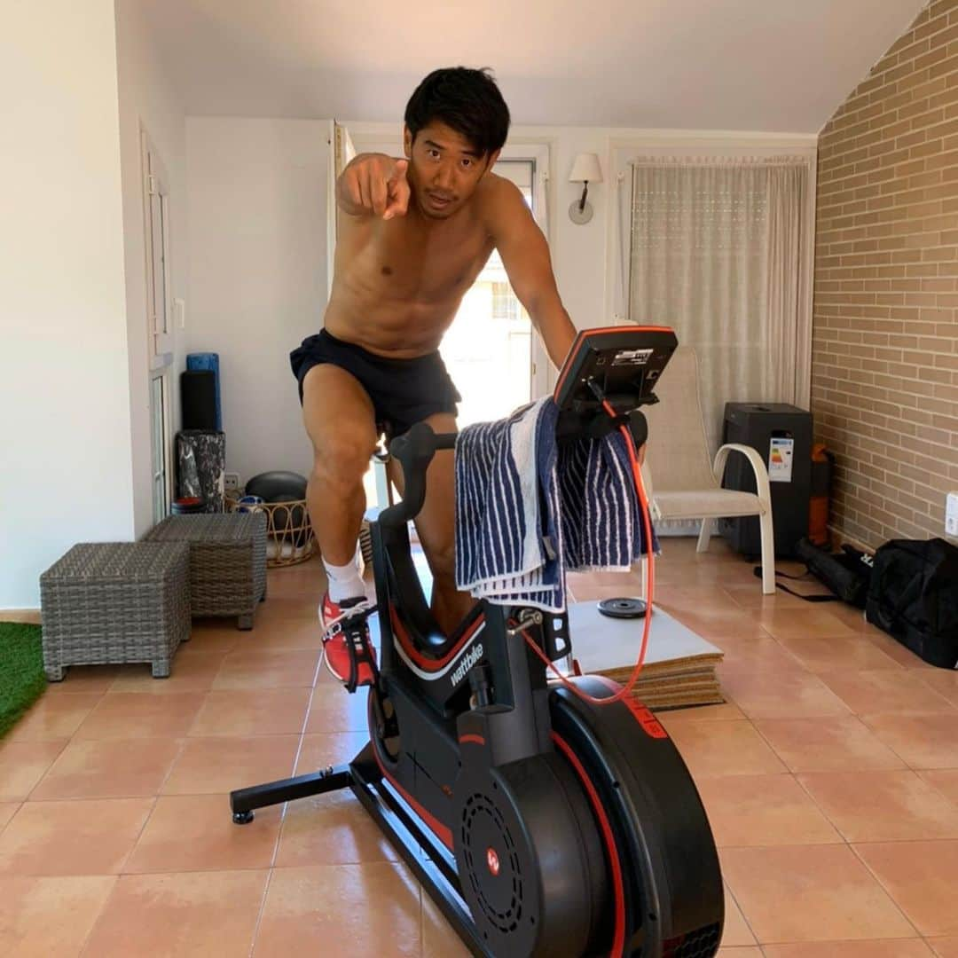 香川真司さんのインスタグラム写真 - (香川真司Instagram)「Trabajo con mi compañero de siempre😉Me da durísimo trabajo🚴‍♂️🚴‍♂️ 俺の相棒のMr wattbike🔥 プレーオフの日程もまだ出てないので難しい状況ではありますがしっかり準備していきます。」7月24日 23時33分 - sk23.10