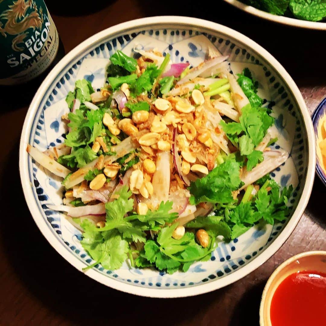 志摩有子さんのインスタグラム写真 - (志摩有子Instagram)「今週末もキッチン　@kitchen.nishiazabu でベトナミーズディナーをテイクアウト。何が嬉しいって、意外に大変な生野菜の下ごしらえをすべてしてくれていること。袋から出して盛り付けるだけ。野菜春巻き、ハスの茎のサラダえびせん添え、揚げ春巻き、さつま揚げ、茹で豚。揚げたてが食べたいので家で揚げる。ソースもいろいろで楽しい。ベトナムビールで乾杯。  #おうちでキッチン #テイクアウト日記」7月24日 23時29分 - ariko418