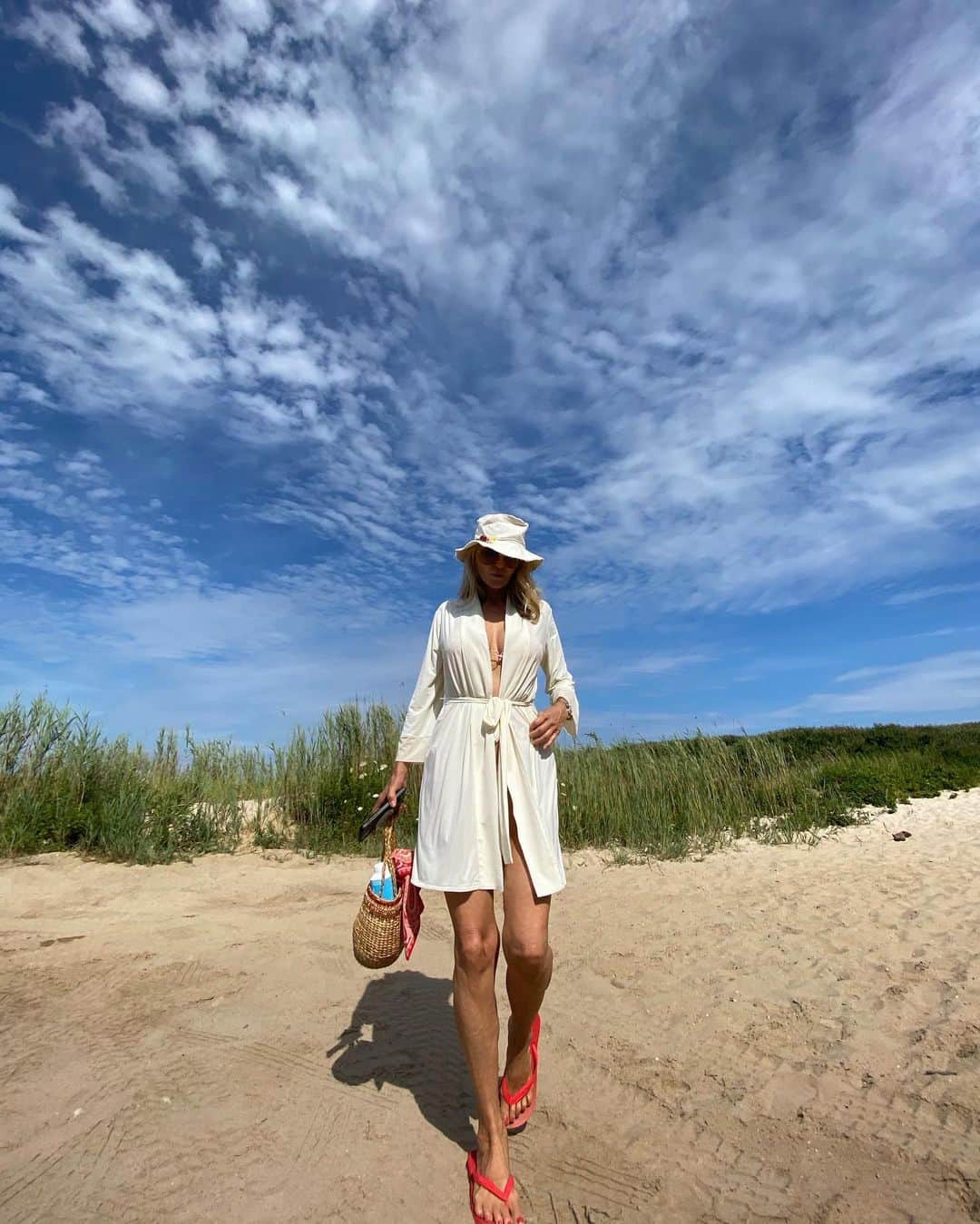 クリスティ・ブリンクリーさんのインスタグラム写真 - (クリスティ・ブリンクリーInstagram)「Just STRETCHING my legs at the beach after my workout on my  @totalgymdirect the best at home fitness equipment for over 20 years!」7月24日 23時30分 - christiebrinkley