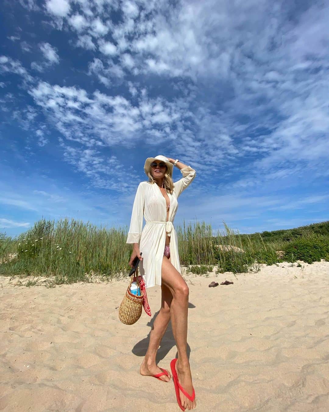 クリスティ・ブリンクリーさんのインスタグラム写真 - (クリスティ・ブリンクリーInstagram)「Just STRETCHING my legs at the beach after my workout on my  @totalgymdirect the best at home fitness equipment for over 20 years!」7月24日 23時30分 - christiebrinkley