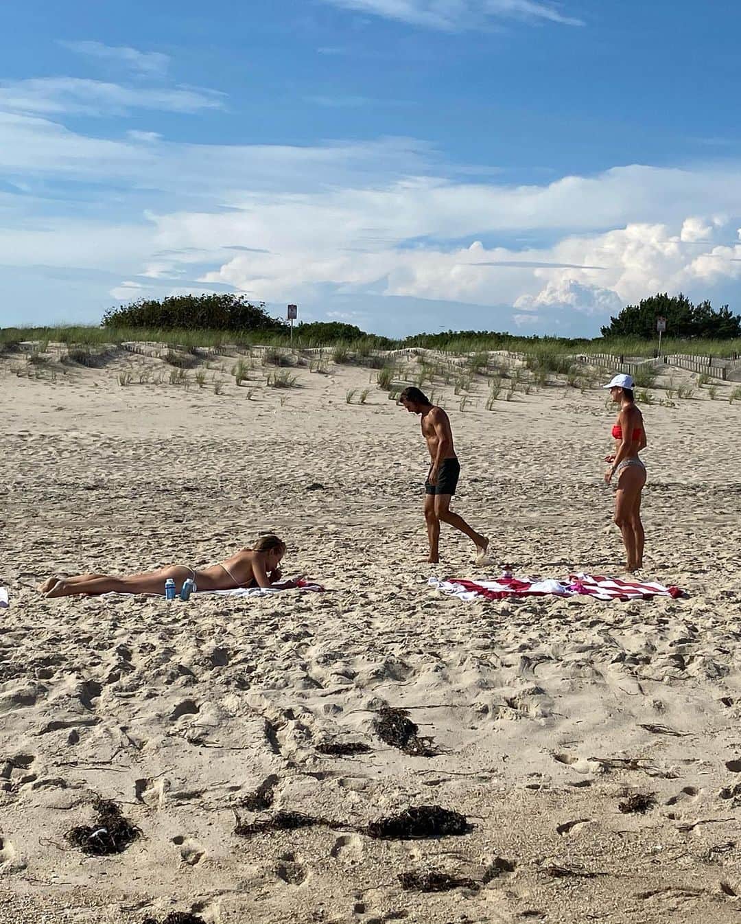クリスティ・ブリンクリーさんのインスタグラム写真 - (クリスティ・ブリンクリーInstagram)「Just STRETCHING my legs at the beach after my workout on my  @totalgymdirect the best at home fitness equipment for over 20 years!」7月24日 23時30分 - christiebrinkley