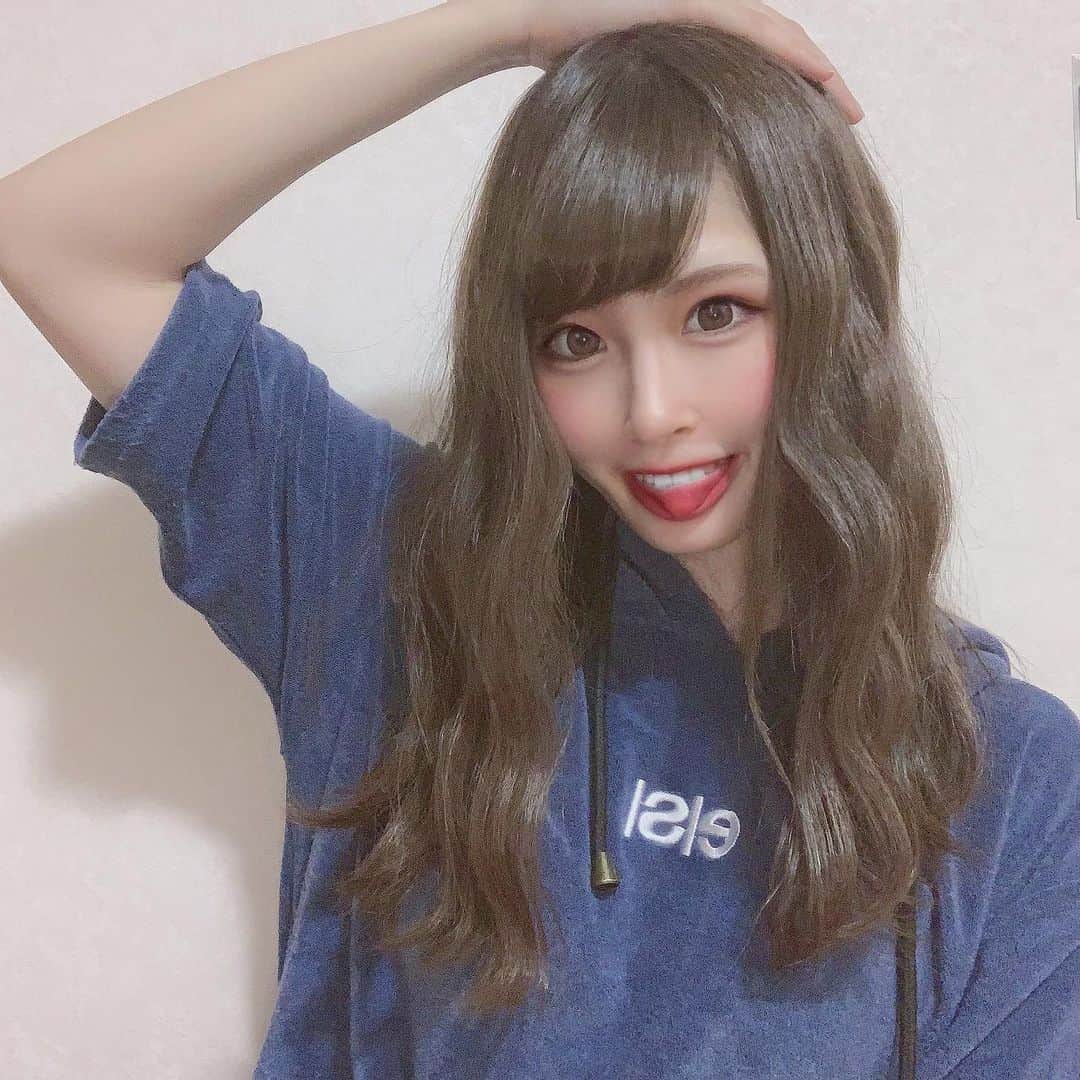 のインスタグラム：「謎のポーズ癖なわたくし🤪今日のタイトル 1枚目てへぺろ〜で2枚目一口頂戴？！以上ですww  サキ吉さんプロデュースの『e(s)-エス-』パイルセットアップMsize色はネイビーだよ！ 着心地肌触り良き✨楽ちん！」