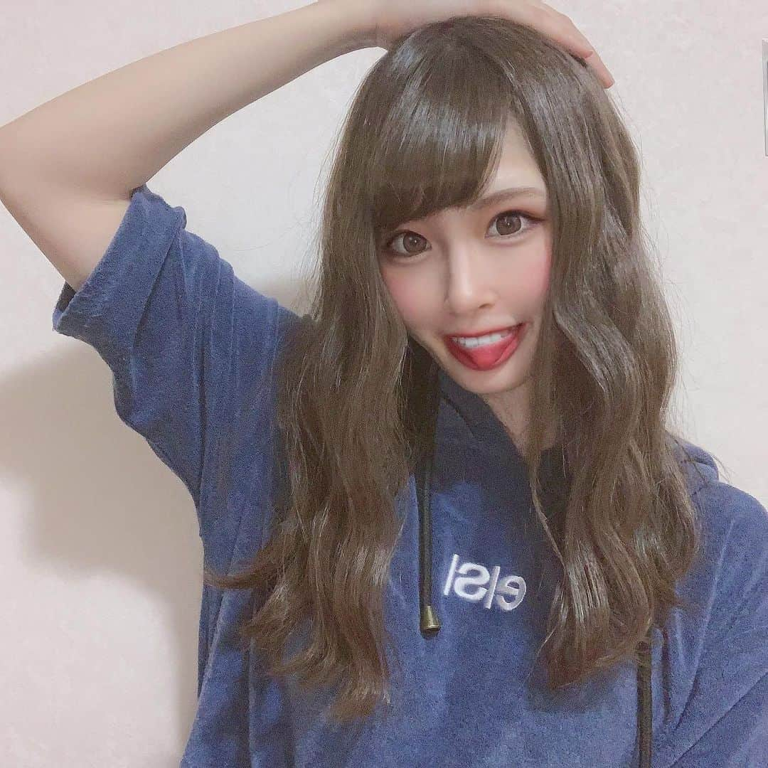 ひなぴーまるのインスタグラム：「謎のポーズ癖なわたくし🤪今日のタイトル 1枚目てへぺろ〜で2枚目一口頂戴？！以上ですww  サキ吉さんプロデュースの『e(s)-エス-』パイルセットアップMsize色はネイビーだよ！ 着心地肌触り良き✨楽ちん！」