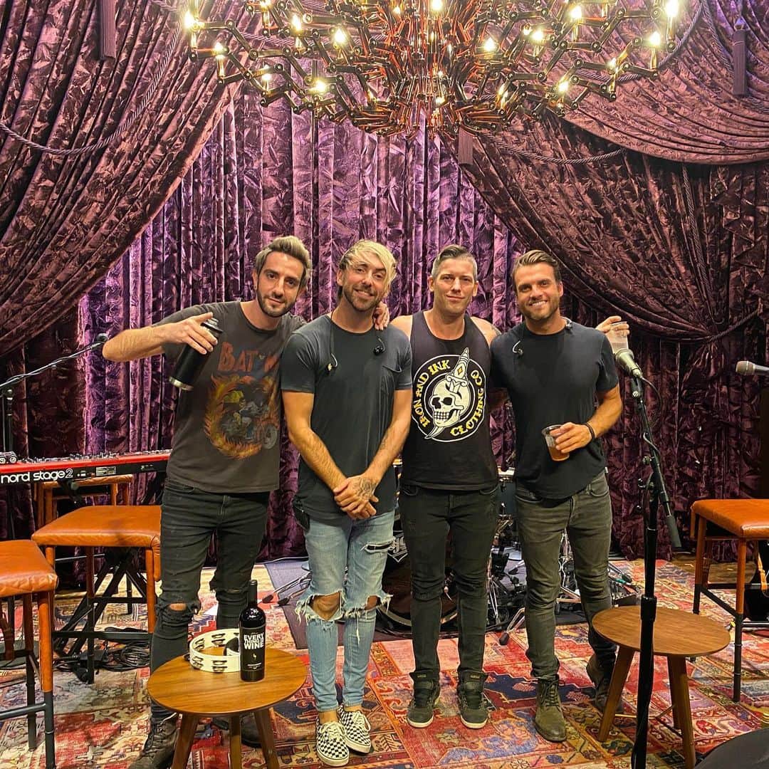 All Time Lowのインスタグラム：「We will NOT let this year keep us apart from our fans, one livestream at a time 💛 Thank you to everyone who tuned in tonight, it felt very special to be back playing together again. More like that soon. Shout out to @analognashville for the pretty venue!」