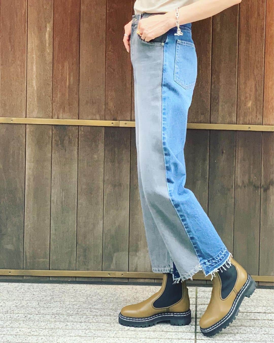 二ノ宮和佳子のインスタグラム：「Denim✖️T-shirts   デニムは、イウエン マトフの新作 11OZのムラ糸を用い、ブリーチ加工を施した生地 前身頃とベルトにブラックデニムを、後身頃にはインディゴ生地を使用しています 裾の前後差デザインもポイント！  #DODOforAEWENMATOPH #AEWENMATOPH #イウエンマトフ #denim #今年はサイドゴアブーツ履きたい #ワンピにサイドゴアもいいね」