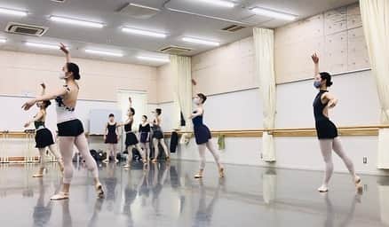井脇幸江さんのインスタグラム写真 - (井脇幸江Instagram)「IBCカンパニークラス  祝日は普段参加できない会社員組も一緒にレッスン出来る。  みんなが揃うと、とても嬉しい😊💕  確実に力を付けているのを、この頃のリハーサルで感じています。  この子たちに舞台を‼️🔥頑張らねば🔥  #Ballet #Dancer #バレエ #バレエダンサー #芸術 #芸術観賞 #舞台 #stage #美の世界 #四ッ谷 #Iwaki Ballet Company #バレエスタジオ #バレエ教師 #バレエ教室 #美しい #楽しい #人生 #愛しい #ダンサーたち #失われた舞台 #若い才能 #井脇幸江」7月25日 9時07分 - yukie.iwaki