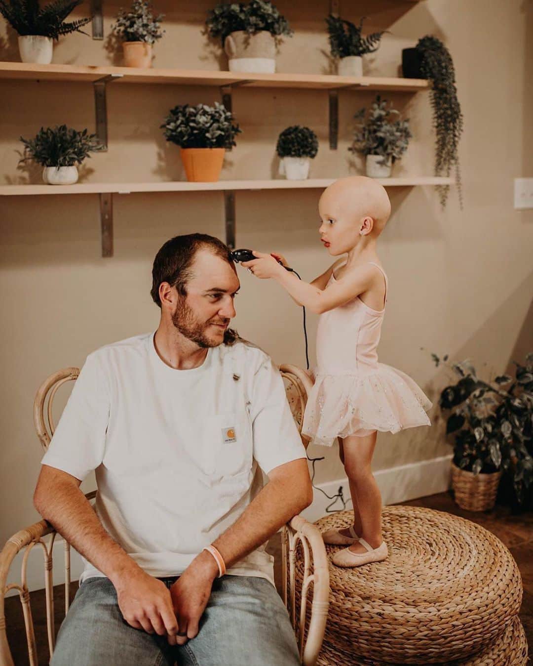 E! Onlineさんのインスタグラム写真 - (E! OnlineInstagram)「Earlier this week, we met Lula and her brother Kohen after he let her shave his hair off in solidarity, following her diagnosis with Stage 2 kidney cancer. Now, their father has followed suit. ➡️❤️ Lula has one more round of a double dose in the next month and will have a follow-up scan to determine whether she's "cancer free." Sending love to their family at this time. (📷: @kris_bowden/@kbowdenphoto)」7月25日 9時17分 - enews