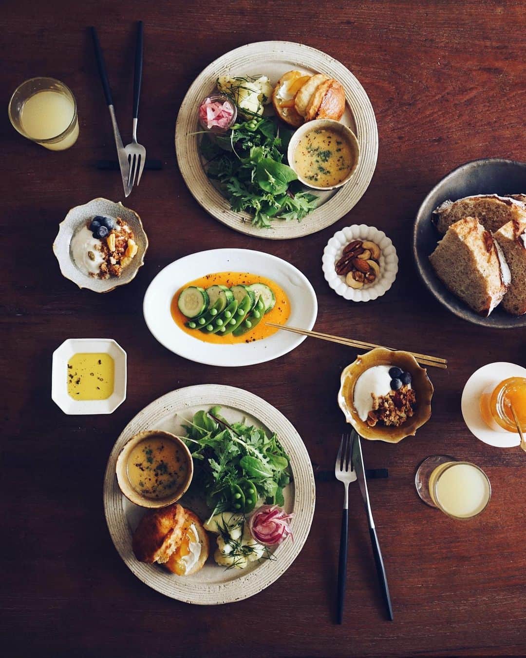 美紀のインスタグラム：「0725 Saturday T's breads morning with Special Vegetables! 土曜日の朝 Tさんの酒粕カンパーニュに BREAD＆CIRCUSのスコーンには Rumbleの無農薬みかんジャム 友人が育てたズッキーニや春菊には POMPON PANTRYのキャロットソース　 野菜たっぷりのモーニング  友人たちが坂の上をイメージして 選んでくれた器と美味しいもの 手紙には必ずTさんと食べてねって やさしいメッセージ  2枚目は届いた たくさんの野菜や美味しいもの  いつも見守ってくれて 支えてくれる友人たちの想いに 日々の不安な気持ちが和らぐ朝 美味しくて幸せな土曜日のはじまり ありがとう  前回の投稿に お祝いのメッセージも どうもありがとうございます みなさん、よい1日をね  big thanks to yuko, kaori, kanae, tomoko, saori, kaoru  #Tさんの手作りパン #Tさんの酒粕カンパーニュ」