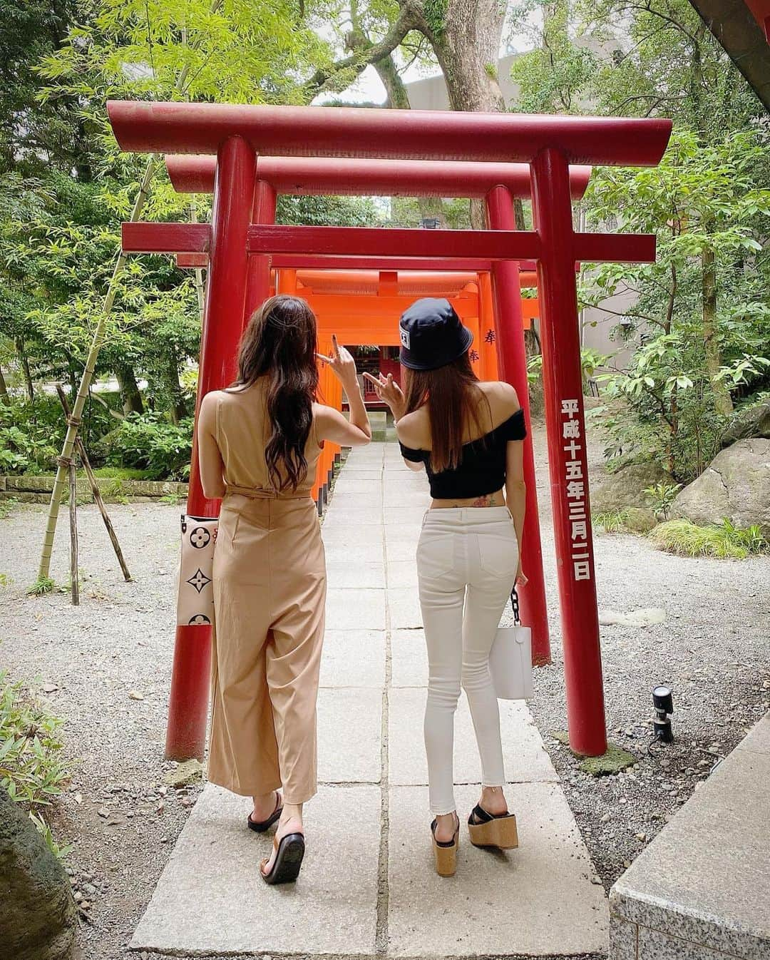 ほずにゃむさんのインスタグラム写真 - (ほずにゃむInstagram)「はななと熱海旅行💖 来宮神社にいってきたよ⛩♡ すっごい癒された🥺🥺🥺 昔から神社巡りすき🥰 次は九頭龍神社いく♡ . @darea_official 白パンなのに 足細くみえる🥺💓 . #熱海旅行 #来宮神社 #パワースポット」7月25日 9時13分 - hozunyam0818