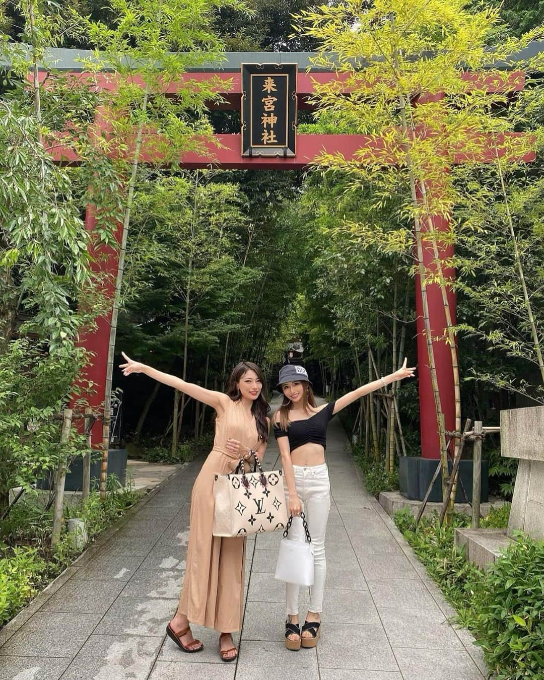 ほずにゃむさんのインスタグラム写真 - (ほずにゃむInstagram)「はななと熱海旅行💖 来宮神社にいってきたよ⛩♡ すっごい癒された🥺🥺🥺 昔から神社巡りすき🥰 次は九頭龍神社いく♡ . @darea_official 白パンなのに 足細くみえる🥺💓 . #熱海旅行 #来宮神社 #パワースポット」7月25日 9時13分 - hozunyam0818