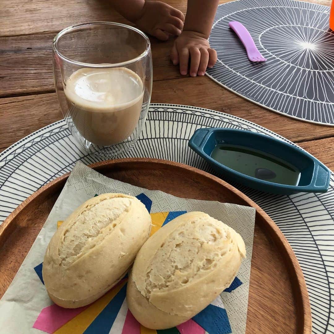 森本容子さんのインスタグラム写真 - (森本容子Instagram)「息子は自分のご飯が終わっても絶対に私のパンを盗みに来る。最初は「パーイ（乾杯の事）」と言いながら近づいてきて、パンを盗みます😅　パンはCostcoの。日持ちがするし美味しいですよー。オリーブオイルとバルサミコ酢で食べました💛」7月25日 9時14分 - yocomorimoto
