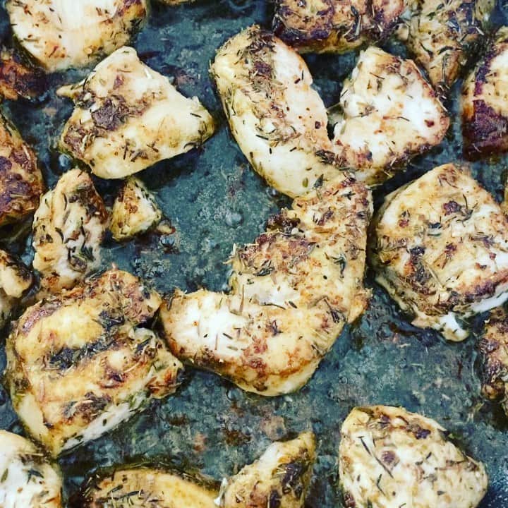 ケリスのインスタグラム：「GOLD MINE BOX bbq vibes , coming Monday 10 am pst . I tested out the JERK RUB . It’s bomb ! Can’t wait till Monday . Who’s ready ??? #jerk #spice #checklife #blackfarmers #bipoc #quarantine #spicey #farmfresh #eatwell #healthyfood #farmtotable #goldmine @bountyandfull it’s a lifestyle . Bountyandfull.com turn your notifications on so you are ready when this banger bbq box hits Monday !」