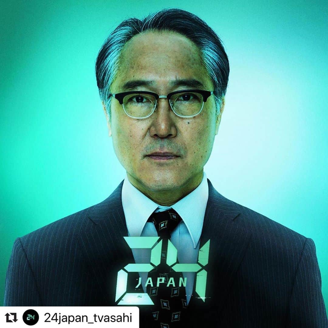 佐野史郎のインスタグラム：「テレビ朝日開局60周年記念「24 JAPAN」 https://www.tv-asahi.co.jp/24japan/ 2020年10月放送開始!! 出演：唐沢寿明、木村多江、桜田ひより／仲間由紀恵、筒井道隆、今井悠貴、森マリア／栗山千明、池内博之、朝倉あき、村上弘明、佐野史郎 ほか  私はテロ対策ユニットCTUの第一支部長役を務めさせていただきます。 USA版「24」でのメイソン役にあたります。 銃社会ではない日本で、それでも首相候補暗殺計画を阻止するために繰り広げられる攻防に、どのようにリアリティを与えることができるのか？ 日本版ならではの設定、人間関係も見どころかと思います。 緊急事態宣言発令で中断していた撮影も再開され、緊張感のある現場となっております!!  【概要】 テレビ朝日があの『24』をリメイク！ 日本初のリアルタイムサスペンス誕生 アメリカ連邦機関CTU（テロ対策ユニット）の捜査官ジャック・バウアー（キーファー・サザーランド）が、凶悪なテロ事件と戦う姿を描いた米国ドラマ『24』（邦題：『24 -TWENTY FOUR-』）。本作は１シーズン（全24話／24時間）をかけて１日の出来事をリアルタイムで描くという革新的なスタイル、そしてスピーディーかつスリリングな展開で視聴者を圧倒！　世界的大ヒットシリーズとなり、日本でも最も有名なアメリカのテレビドラマシリーズのひとつとなりました。 　あの『24』が再び、新たな形で日本を席巻…!? なんとテレビ朝日が2020年度に、20世紀FOXと組み、初の日本版リメイクを制作・放送することが決定しました！　「テレビ朝日開局60周年記念番組」として制作する本作は、24時間の出来事をリアルタイムで描くフォーマットはそのままに、随所にアレンジも追加。国際ネットワークやコンピューターの進歩、防犯システムの発展、国際情勢の激変など、オリジナル版の放送が始まった2001年から様変わりした“2020年の最新テクノロジーと世界情勢”も盛り込みながら、手に汗握る“日本初のリアルタイムサスペンス”を最大スケールで展開します。   スリル満点！　日本初の女性総理が誕生するまでの24時間を克明に描写 オリジナル版のシーズン１では、“米国史上初のアフリカ系アメリカ人大統領”が誕生するまでの24時間を描写。大きな話題を呼びましたが、日本版ではテロのターゲットを女性総理大臣候補に変更し、日本初の女性総理が誕生するまでの24時間を克明に描きます。また、日本版ジャック・バウアーの過去の任務は“海外での邦人人質救出”と“テロ用の化学兵器工場の爆破”に変更。日本の制度や文化に基づいて設定を適宜更新し、日本版ならではのリアルな世界観と新たな刺激を追求していきます。  なお、本作は無料で楽しめるテレビ＆ビデオエンターテインメント「ABEMA」や、動画配信サービス「TELASA（テラサ）」とも連携。刺激に満ちた多角的なプロジェクト展開をどんどん仕掛けていきますので、どうぞご期待ください。」