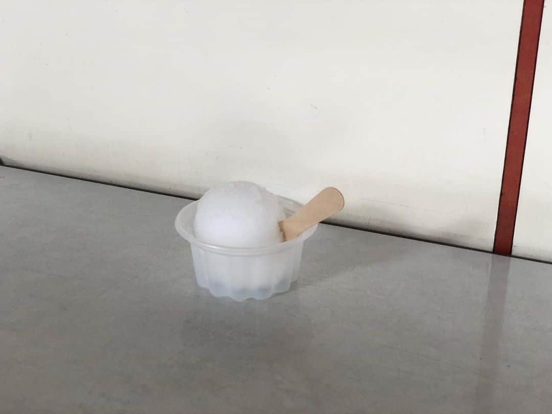 甲斐みのりさんのインスタグラム写真 - (甲斐みのりInstagram)「水と砂糖だけで作る「白アイス」は、詩情に満ちた文学的な口溶けだった。 ガラスの器の中身は、薄ピンクに色付けしたカルピスに白アイスを浮かべた「カルピスアイス」。  『Casa BRUTUS』8月号 「夏のひんやりスイーツ図鑑」で訪ねた 新潟県新発田市のスギサキ。  #カーサブルータス　　 #アイスの旅 #菓子菓子菓子 #新潟ところどころ」7月25日 9時32分 - minori_loule