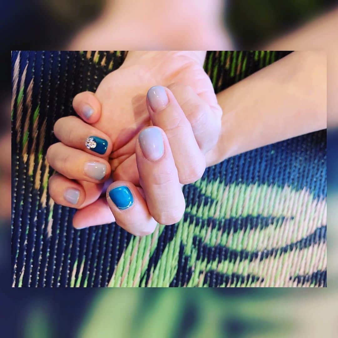 中澤裕子のインスタグラム：「💙💙 少し前にキレイにしてもらったネイル。娘に写真撮ってもらった❤︎  私はこの色が青系に見える。 娘は深緑色と言う。 何色に見えますか？  #連休は家でのんびりと #家中を断捨離 #今日も続きをしないと  #良い休日をお過ごしください」