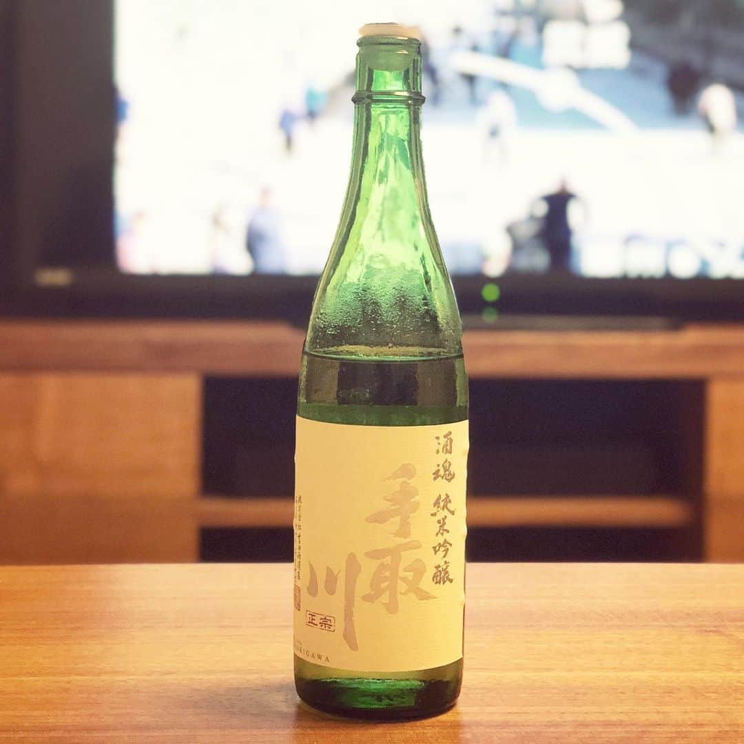 岡田育さんのインスタグラム写真 - (岡田育Instagram)「Actually I’m able to STAY HOME forever with this sake. It pronounces “Tedorigawa”, from Ishikawa Prefecture, and the status is Junmai Ginjo. My favorite in this ten years defeating any other hyper-nonsence-luxury ones. #tedorigawa #tedorigawasake #japanesesake . . 手取川純米吟醸酒魂ほんと美味しいな……若い頃に金沢出張で飲んで一発で憶えた銘柄。するする入ってあらゆる飯に合うし、食後でもぱっと味が反芻できるほど個性もある。 #手取川 #純米吟醸 #吉田酒造」7月25日 9時34分 - okadaic