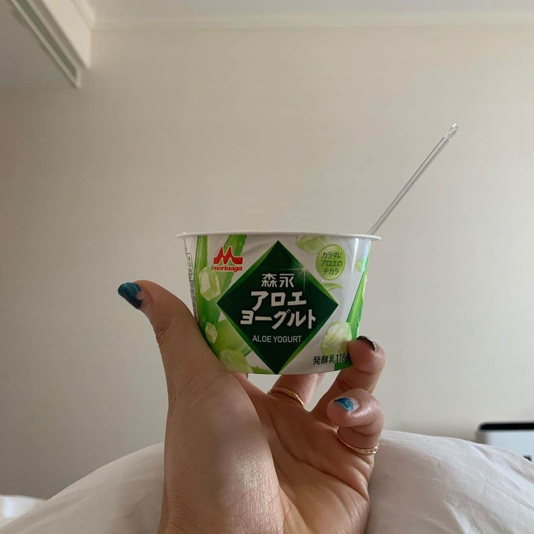 三ヶ島かなさんのインスタグラム写真 - (三ヶ島かなInstagram)「. 朝ごはんでヨーグルトは毎日食べるように心がけてます☀️ 最近更新率低めやけんちょいちょい載せていきます🙌 ※爪には触れないで。笑 #森永 #アロエヨーグルト」7月25日 9時40分 - kanayan0713_official