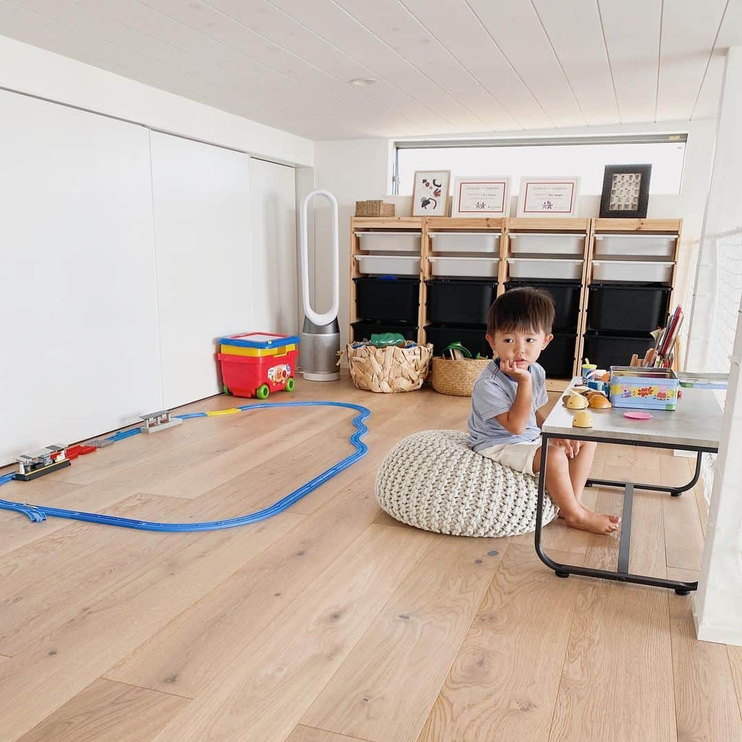 中川珠里さんのインスタグラム写真 - (中川珠里Instagram)「.﻿ play roomでおままごと☺ ﻿ ﻿ 今はまだ一緒に寝るし﻿ 子ども部屋は作っていなくて﻿ ロフトを完全にかいり専用スペースにしています。 ﻿ ﻿ 最近取り入れたネコリコ(=^ェ^=) ﻿ 端末を部屋に置くだけで ﻿ LINEで部屋の様子が確認できたり ﻿ 室内環境などもお知らせしてくれる優れもの👏🏽 ﻿ ここ最近湿度も高いしリビングとロフトも 体感が変わってくると思うから﻿改めて導入して良かった❕ ﻿ みまもりカメラとの接続で﻿ ロフトの様子も画面で確認できるの。﻿ ﻿ リビングからも覗けるんだけど ﻿ お友達とわちゃわちゃ遊んでる時に﻿ 母たちで画面チェックするのも面白い🤣✨﻿ ﻿ ‪8/31‬までの期間、レンタル開始記念キャンペーンも行っているそう。﻿ ﻿ とにかく万能便利です✨﻿ ﻿ #プレイルーム#ネコリコ#スマート家電 #ホームIoT#ホームセキュリティ #みまもり#見守りカメラ #子どもの見守り#熱中症対策 #PR」7月25日 9時45分 - juri1104