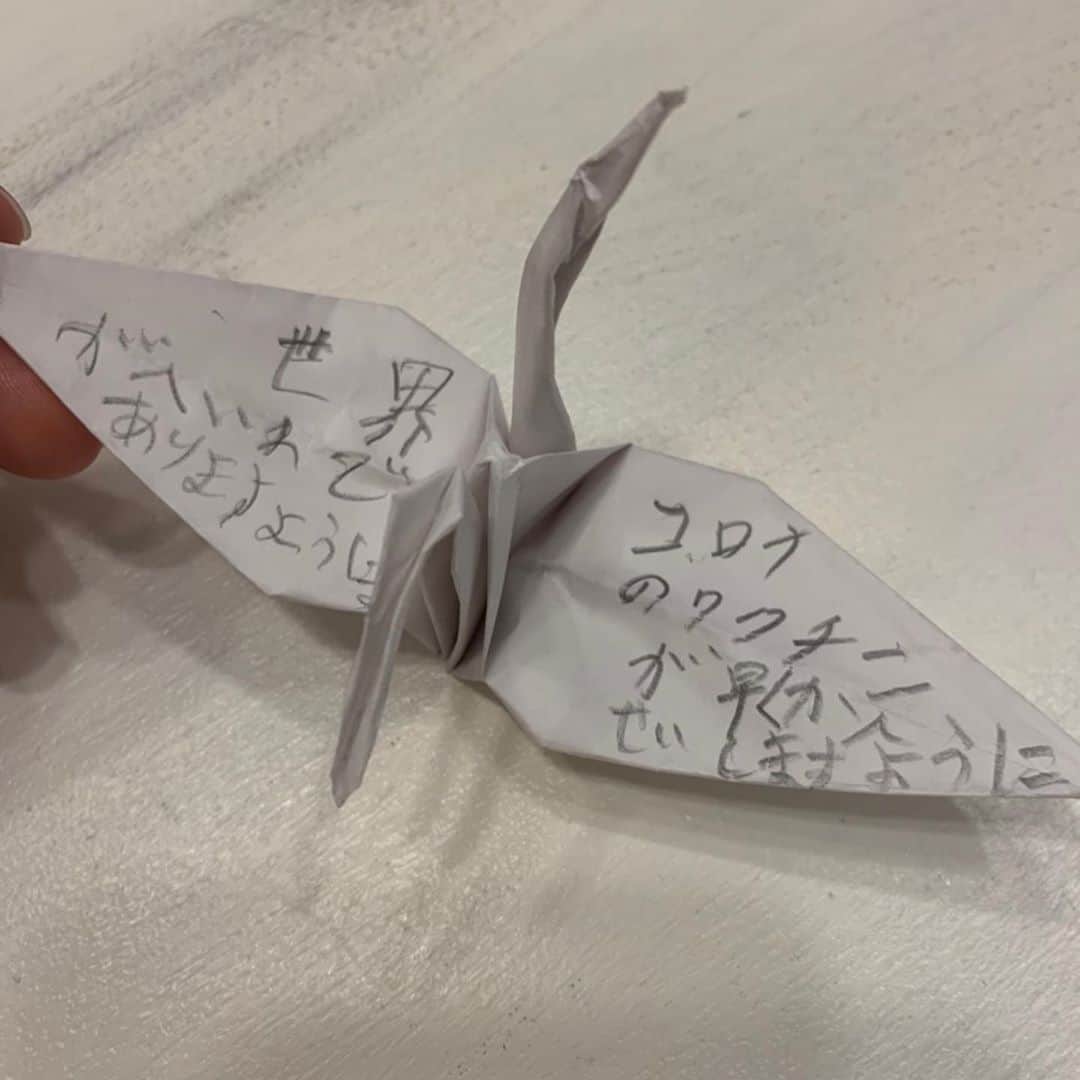 星野光正のインスタグラム：「昨日の夜俺が出勤した後。  兄妹3人でお絵かきで盛り上がってたそう。 長男が嫁さんに「折り鶴って願い事叶うんやろ？」 と 一生懸命に折り鶴を折って羽に願い事を書いた写真が送られて来た。  「世界がへいわでありますように」  「コロナのワクチンが早くかんせいしますように」  俺が小学校低学年の時は折り鶴ではないが短冊とかにこんなオモチャが欲しいとかしか書いてない様な気がする。  泣かせる！  素直に自分の為以外に御願い事が出来る息子に感動した。  #プロダーツプレイヤー #ダーツインストラクター #ダーツ #星野光正 #星野飯 #三児のパパ #アラフォーパパ #料理好き #折り鶴  #願い事」