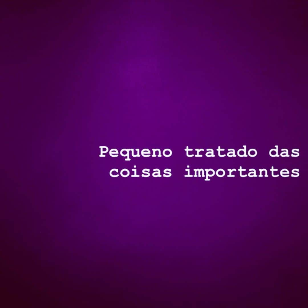 massaferaさんのインスタグラム写真 - (massaferaInstagram)「#Repost @gabrielmarquim ・・・ A vida não é sua agenda. O essencial não se conta nos minutos. O importante se descobre nos imperceptíveis. Deus é a pergunta mais relevante. Ideais de vida não são dispensáveis. Os amigos são o antídoto da solidão. O silêncio é a estrada para mim mesmo. Nenhum problema resiste a uma noite de sono. Caminhar de madrugada amanhece a alma. Servir é o meio de ser feliz gratuitamente. O ontem precisa de misericórdia. O amanhã precisa de esperança. O hoje precisa de fé. Os contrários não são contraditórios. Quem concorda comigo, me aquece. Quem discorda de mim, me fortalece. O segredo da vida é saber onde gastá-la. Quem procura, acha. Quem acha, deve mergulhar. Quem mergulha, perde os sentidos. Mas vê o que não se vê no raso. O homem foi feito para profundezas. Nas profundezas é que encontro os meus pedaços e me reencaixo. Até o último mergulho para sempre, quando verei o que hoje é turvo, claro e límpido plenamente.」7月25日 9時47分 - massafera