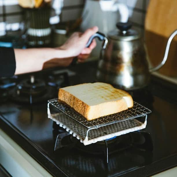 北欧、暮らしの道具店さんのインスタグラム写真 - (北欧、暮らしの道具店Instagram)「香ばしい焼き目がなによりのごちそう！じっくり焼くだけで簡単においしくなります🍞 . - - - - - - - - - - - - カリッ、ふわっ！ 直火だからこその食感が楽しめる 人気の「焼き網」。 ・ 当店スタッフの中にもファンが多く 朝の定番「トースト」が 美味しく焼けると評判なんです◎ . 美味しい朝ごはんがあれば 1日を気持ちよく スタートすることができそうですね♪ - - - - - - - - - - - - セラミック板焼き網/小・大 . ▶お買いものはプロフィールのリンクからどうぞ→@hokuoh_kurashi . #kitchen#kitchendesign#kitchenware#food#foodstagram#bread#パン焼#朝ごパン#焼き網#キッチン#キッチン雑貨#食器#お皿#台所#ごはん#朝ごはん#ランチ#料理#シンプル#シンプルライフ#シンプルデザイン#暮らしを楽しむ#日々の暮らし#北欧#暮らし#北欧暮らしの道具店」7月25日 10時01分 - hokuoh_kurashi