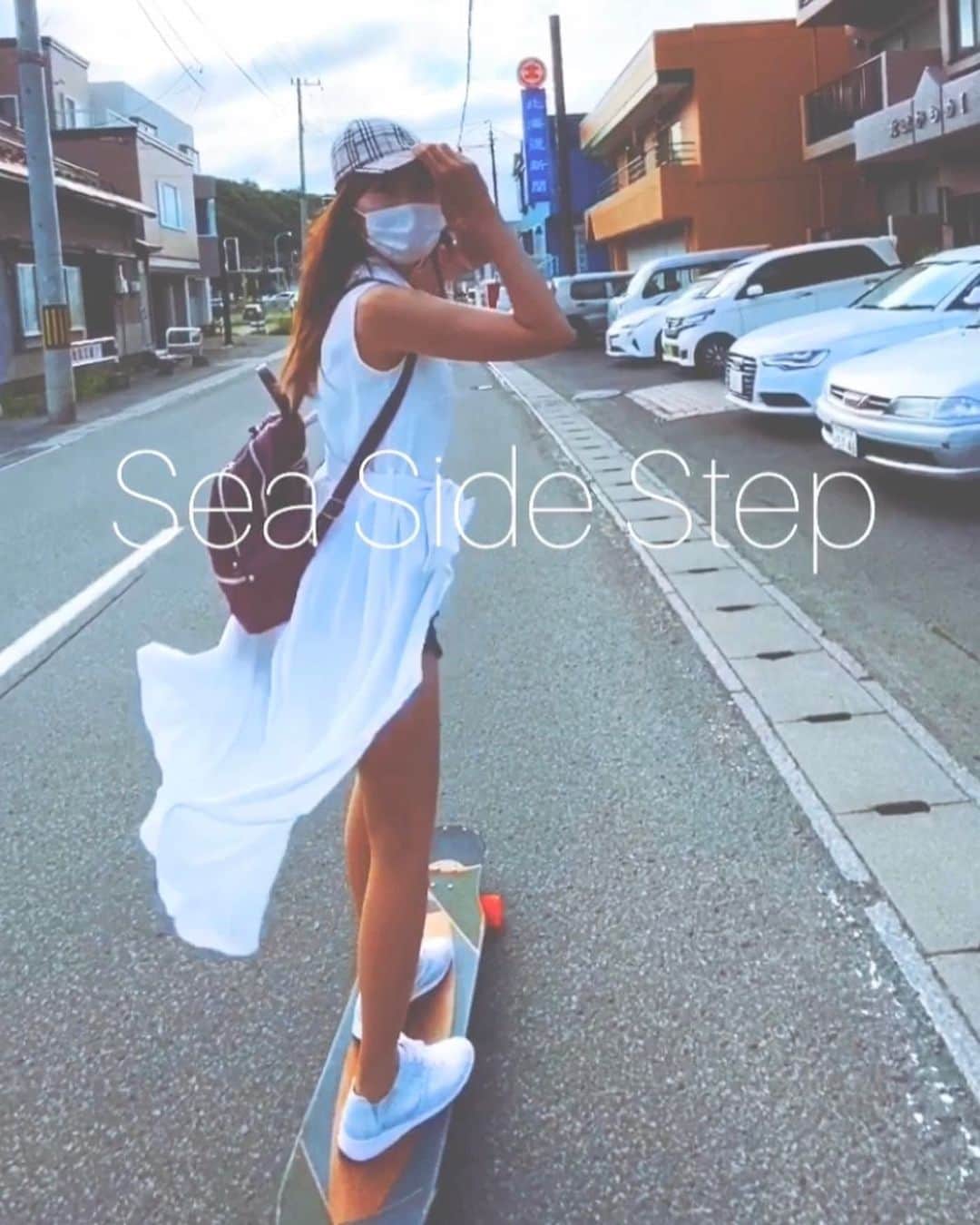 のインスタグラム：「【♡♡四連休♡♡何してる？🥰】  お友達のロンスケ先生に凄いカッコイイ動画作ってもらった✨✨✨ 不意打ちで、撮ってくれた動画 めっちゃいいよ🤭💕 ホントにありがとう✨ (♡スケボーとまた違うよ！)  今度は、水着👙で滑れるくらい上手にならなきゃー🥰  #正面からの動画 携帯なのにスゴすぎる #海岸沿い #めっちゃ幅狭 #ロングスケート #ロンスケ女子 #ロンスケステップ  #ロンスケ初心者 #ロンスケ練習 #seasidestep #ファッション #動画編集 #海水浴 #水着 #ビキニ #海水浴デート#海遊び #海の家 #ロンスケ北海道 #ロンスケ札幌 #ロンスケファッション #ロンスケ女子」