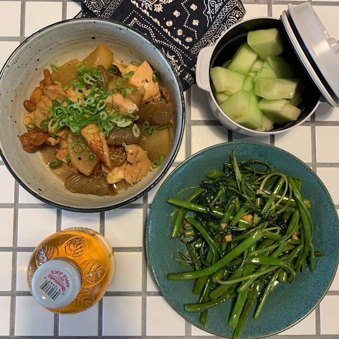 のインスタグラム：「GOOD MORNING🌿 ☆ 連休は引きこもりなのでずっとダラダラ食べれるように朝から大量の煮物を作ったよ😅 ☆ あと空芯菜の炒めにメロン🤩ご飯は食べる人食べない人ご自由にスタイルで👍 ☆ 煮物の大根が好き過ぎる😍ダイエットダイエットうるさいひなせが、食べても食べても一日中お腹空くんだとー😂😂😂 ☆ 今日も1日ダラダラ過ごしたいと思います🌚 ☆ #煮物#空芯菜炒め #foodie#おうちカフェ#food#homemade#instafood#手料理#foodphoto#テーブルコーディネート#時短レシピ#ヘルシーメニュー#fooddaily#foodpic#foodstagram#おうちごはん#暮らし#節約レシピ#foodporm#vscofood#japanesefood#foodstyling#料理写真#ワンプレート#愛情ご飯#nanasrecipe」