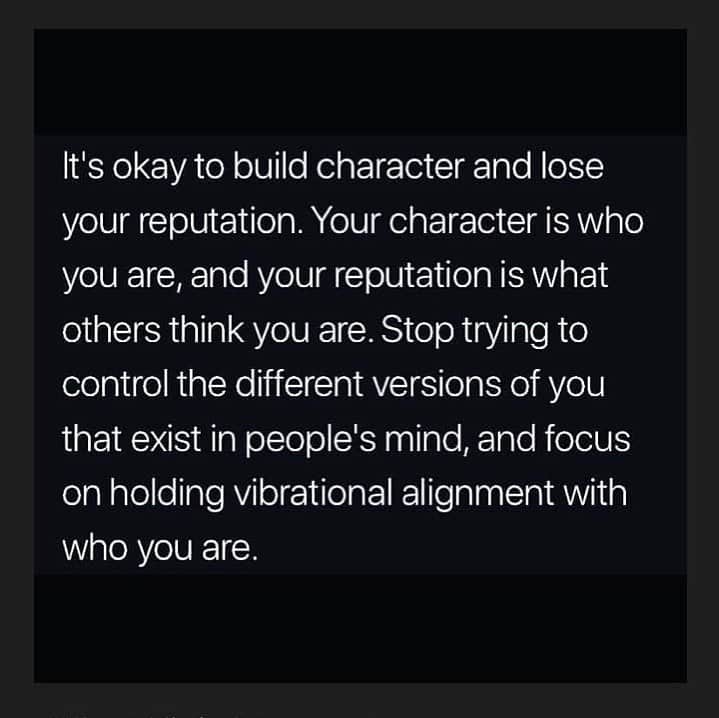 ミーナ・スヴァーリのインスタグラム：「And keep that vibrational alignment in consideration of others! We must drop the EGO and show compassion. FOR ALL. Let’s build bridges with our newfound built character! ✨💪🏼 #QuotesILove #WhatILiveFor #Everyday #StandUp #FightForJustice #FightForLove #FightForPeace 🤟🏼」