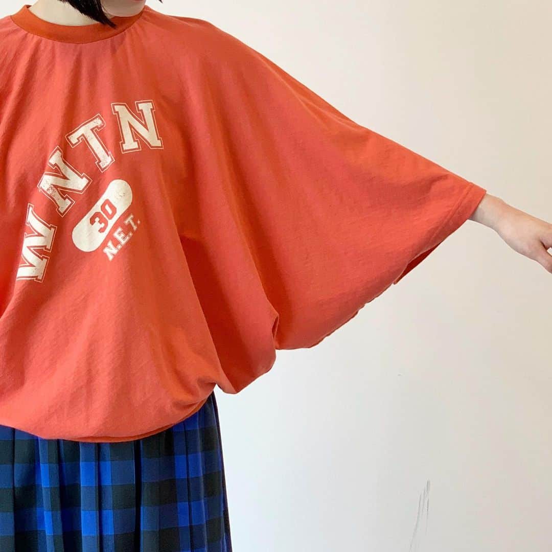 ネ・ネットのインスタグラム：「夏に揃えておきたいTシャツも人と差をつけられるデザインのロゴTがおすすめ。【2buy10%OFF】のこの週末ならボトムとセットでお得にコーディネーネートできるチャンスです。  wantan T 正円を半分に折りたたんで、衿ぐりをくり抜き、裾、袖口をつくって完成したユニークなシルエットのTシャツ。生地の地の目に沿ってロゴをプリントしていることで見た目にも楽しい仕上がりに。カラーはオレンジ、ブルー、ホワイトの３色展開。素材も縫製もmade in JAPANの製品です。  #ネネット #nenet #spring #summer #2020 #collection #specialthanksfair #specialprice #fashion #tokyo #japan #tshirts #logotshirt #wantan」