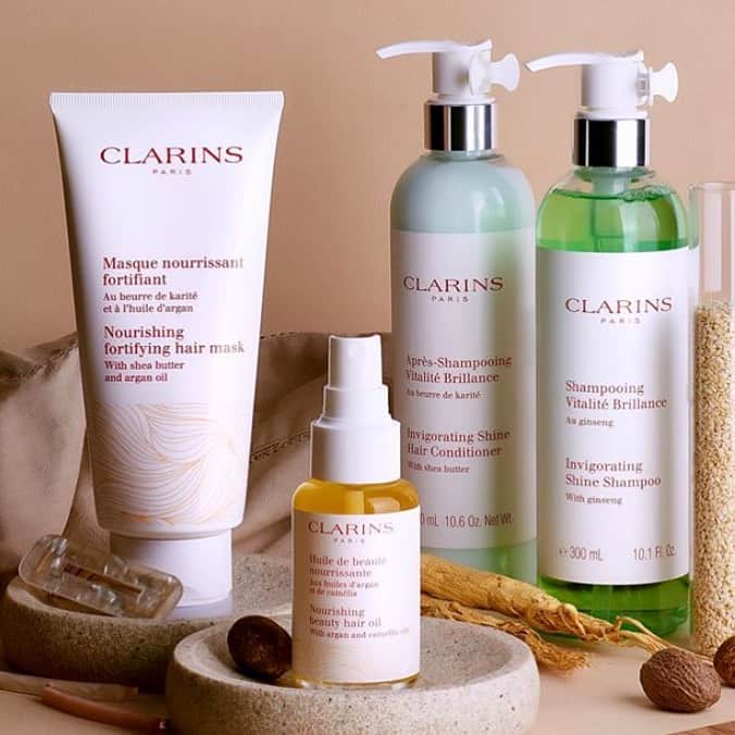 CLARINSさんのインスタグラム写真 - (CLARINSInstagram)「The skin and the scalp have more in common than you might think. Check out our exclusive Hair Care range, available only on clarins.com.  ⠀⁣ Damaged hair in need of a boost? Our Nourishing Hair Mask and Hair Oil leave tresses soft, smooth, and healthy with its lightweight, non-greasy textures and formula of 95% natural ingredients.⠀⁣ ⠀⁣ #Clarins #ClarinsHairCare #ClarinsExclusives #HairCare #NaturalBeauty」7月25日 9時59分 - clarinsusa