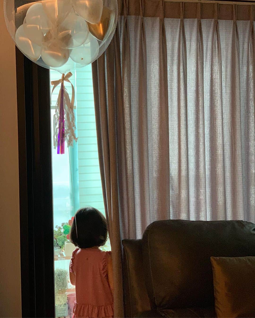 イ・ユンジのインスタグラム：「오늘은 네가 언니된지 백일째되는날 #고생했어#사랑해내첫아가#일어나자마자건넨소울이의선물#언니고마워 2020 4.17-7.25」
