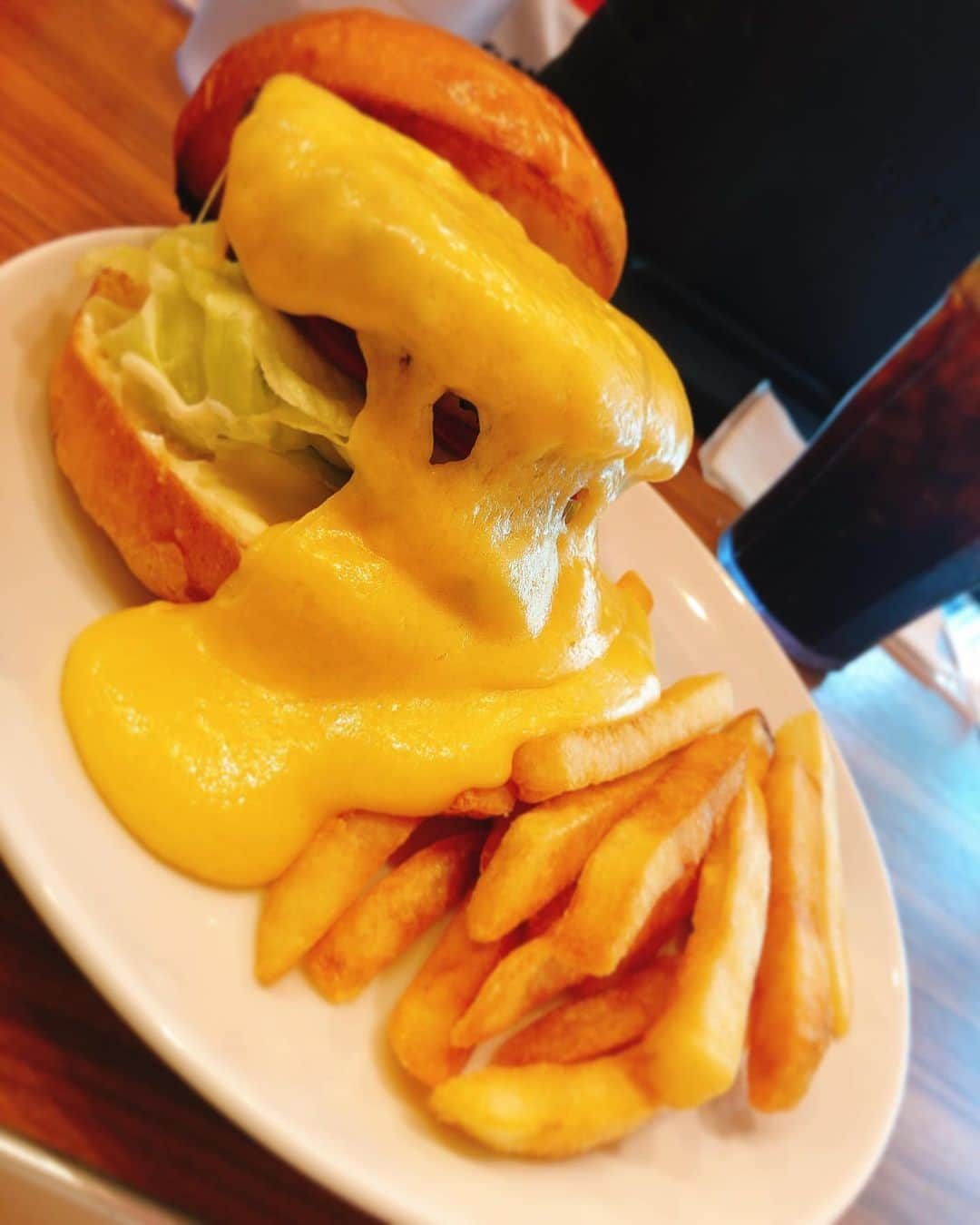 倖田梨紗のインスタグラム：「普段食事系撮らないけど 映えすぎるということで🍔🧀 美味しすぎた🤤 湯島にあるかわいいお店だよ👍 @crane.burger_and_milkshake #burger #cheeseburger #junkfood #lunch」