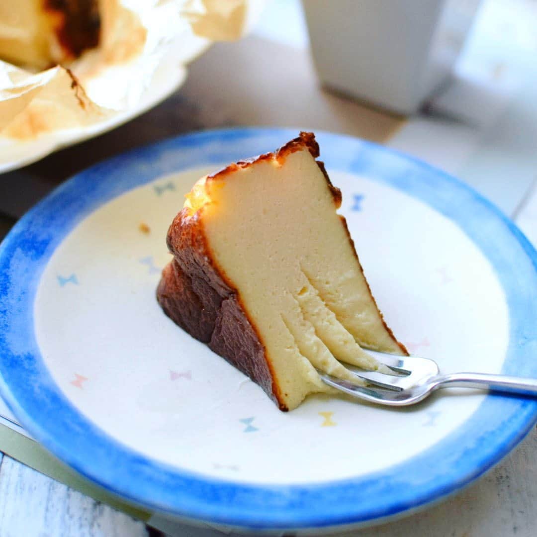 nao_cafe_さんのインスタグラム写真 - (nao_cafe_Instagram)「#バスクチーズケーキ . . こんにちは😃 連休いかがお過ごしですか？ 私は家でのんびり🏡 息子の送迎以外は家に... いや、森にいます🔨🤣 もともとおうち大好きだから特に苦痛では無いです😊 . . 以前#めくってレシピ に載せた バスクチーズケーキ、 先程Nadiaに載せました。 . たくさんの方に作ってもらって いまだにお問い合わせもたくさんいただく こちらのレシピ。 より分かりやすいようにまとめてみたので 良かったらぜひご覧くださいね😆 . 作っていただいた方の写真は 全て見に行ってコメントさせていただいたつもりですが、 もしかすると漏れがあるかもしれません🙏 その際はご連絡いただけると嬉しいです。 あと、コメントだと通知が流れてしまいます😰 タグ付けしていただけたら気付くので お作りになった際にはぜひタグ付けお願いします🤲 見に行きたいので😆💕 . . それではー👋 . . 2020.7.25 . . #バスクチーズケーキレシピ #チーズケーキ#cheesecake #basquecheesecake #チーズケーキ作り #レシピ#簡単レシピ #nadiaレシピ #nadiaartist #お菓子作り#手作りお菓子#手作りおやつ #おやつ#お菓子レシピ #bakedcheesecake #bakedgoods」7月25日 10時14分 - nao_cafe_